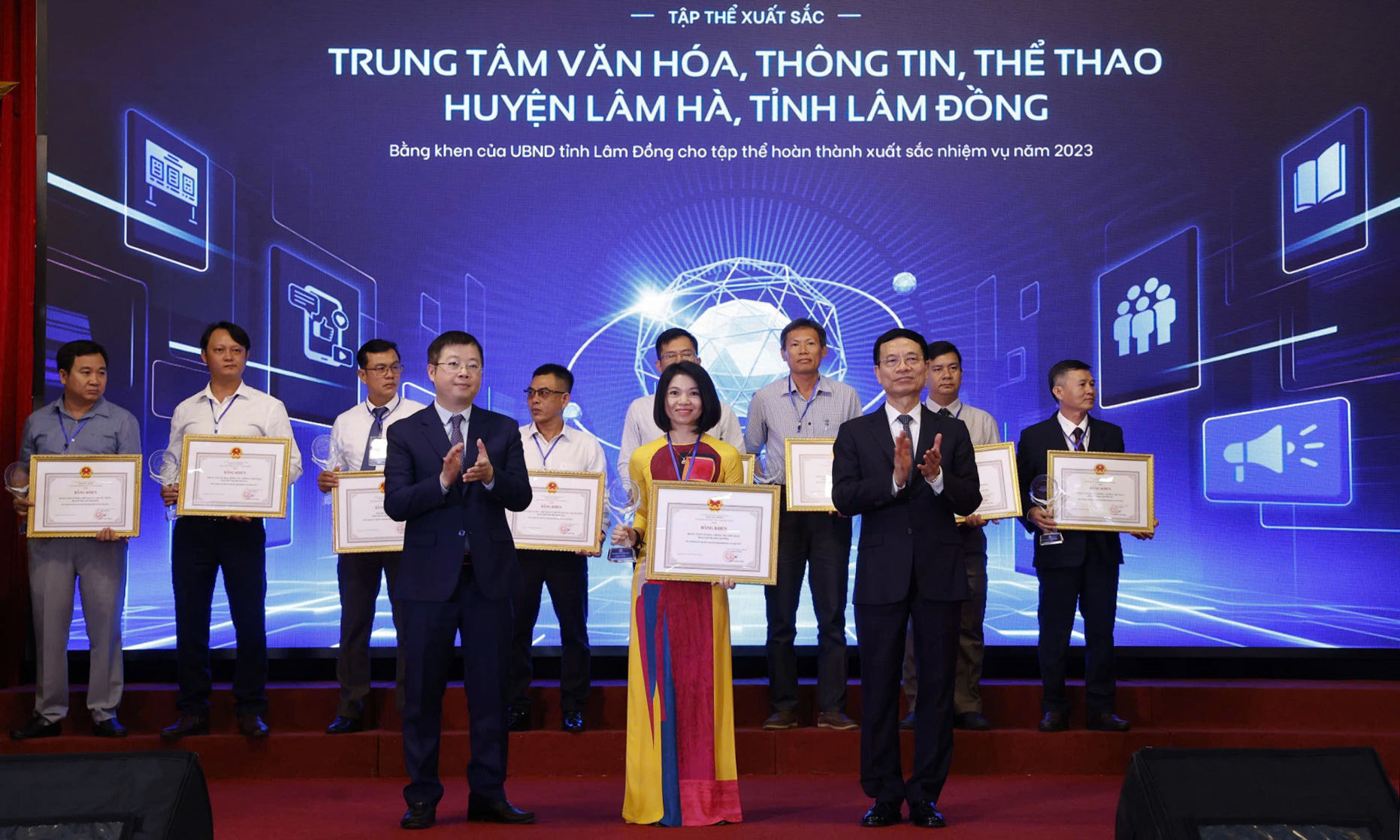 Trung tâm Văn hoá Thông tin và Thể thao huyện Lâm Hà nhận Bằng khen vì có thành tích trong hoạt động thông tin cơ sở