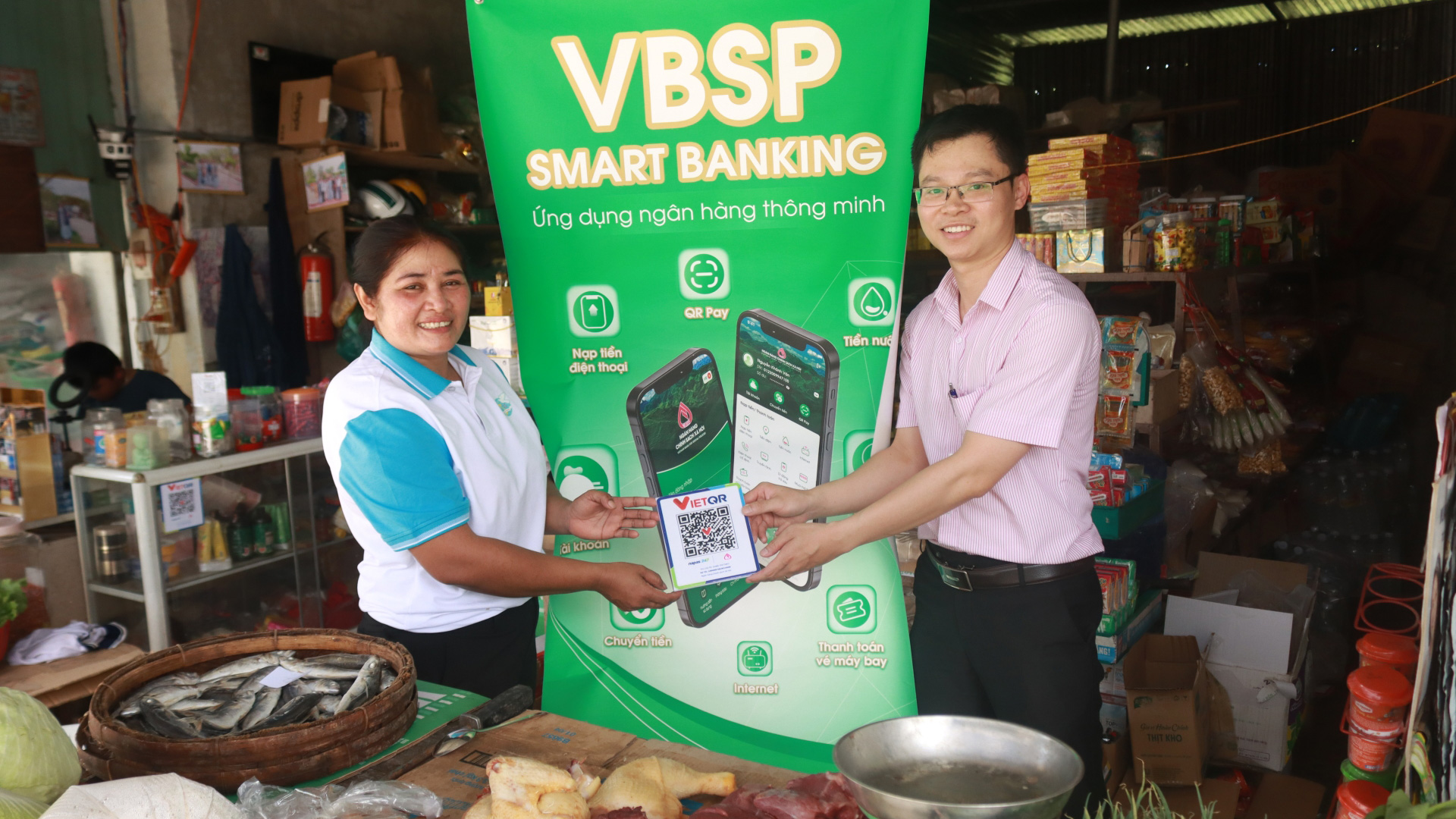 Cung cấp dịch vụ thanh toán bằng ứng dụng VBSP SmartBanking cho các tiểu thương xã Đạ Tông