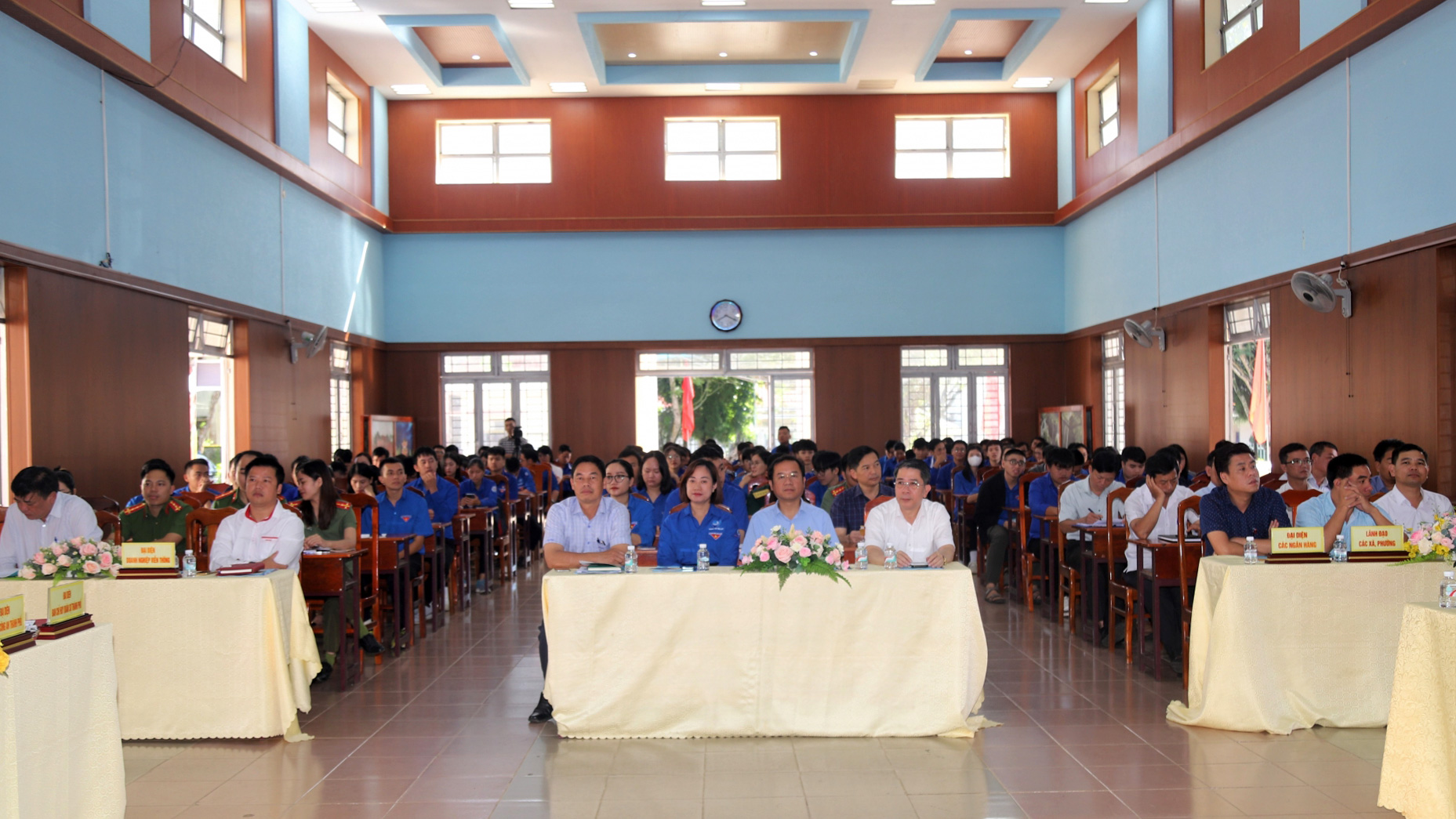 Quang cảnh buổi đối thoại giữa lãnh đạo TP Bảo Lộc với thanh niên địa phương