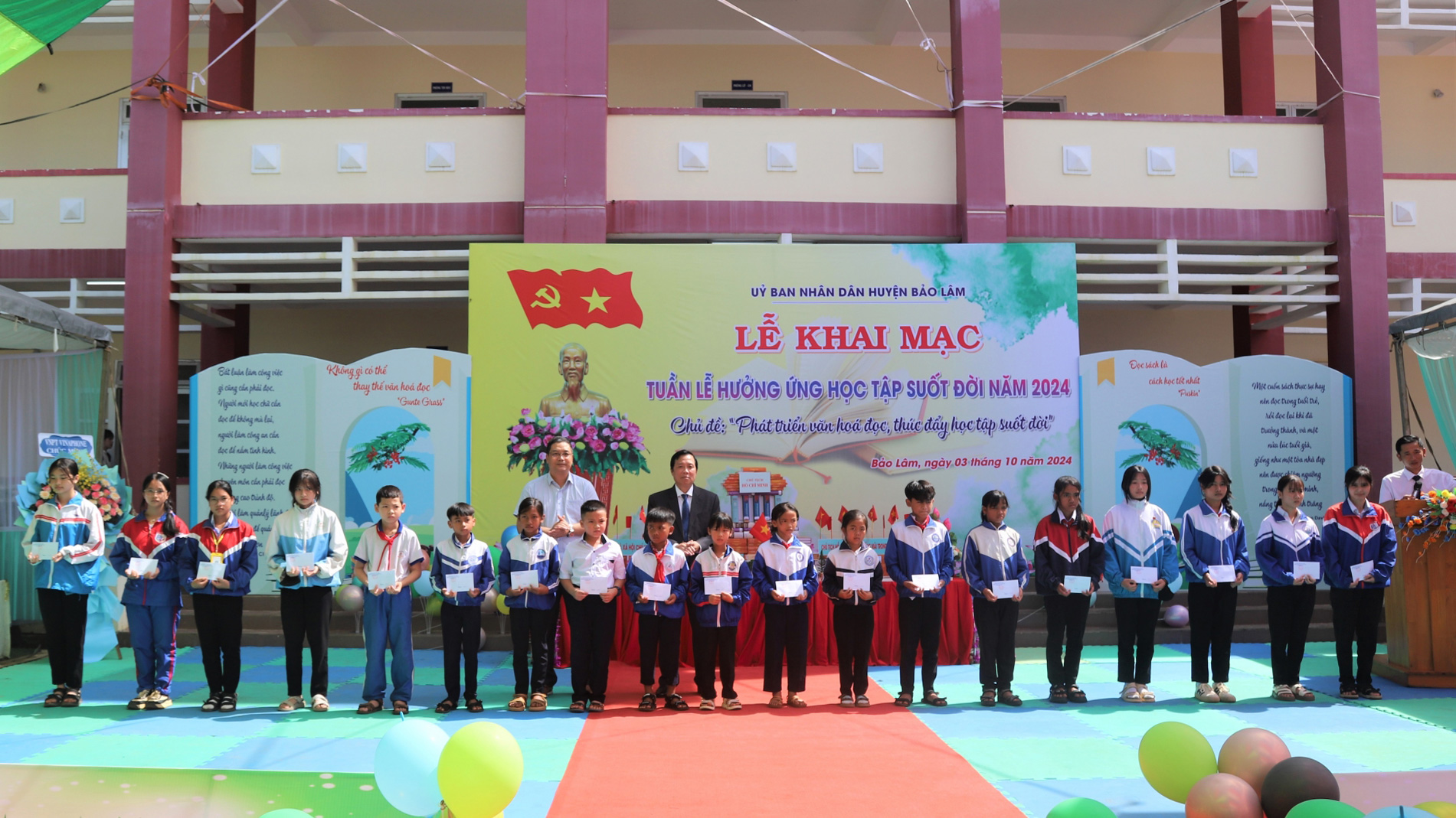 Trao tặng học bổng cho các em học sinh khó khăn