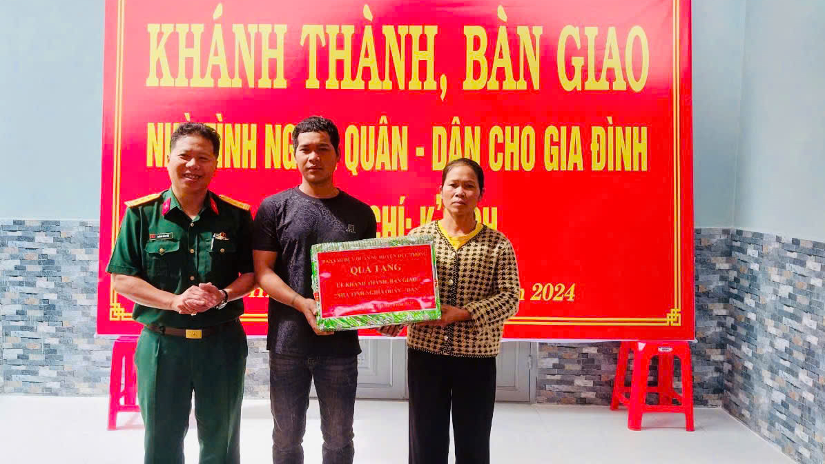 Đại diện lãnh đạo Ban CHQS huyện Đức Trọng tặng quà gia đình đồng chí KĐích