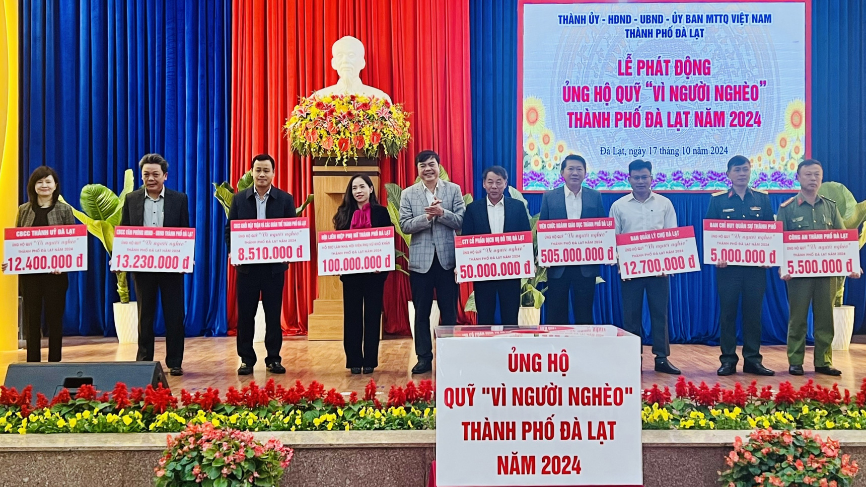 Bí thư Thành uỷ Đà Lạt Đặng Đức Hiệp tiếp nhận ủng hộ từ các cơ quan, đơn vị, tổ chức