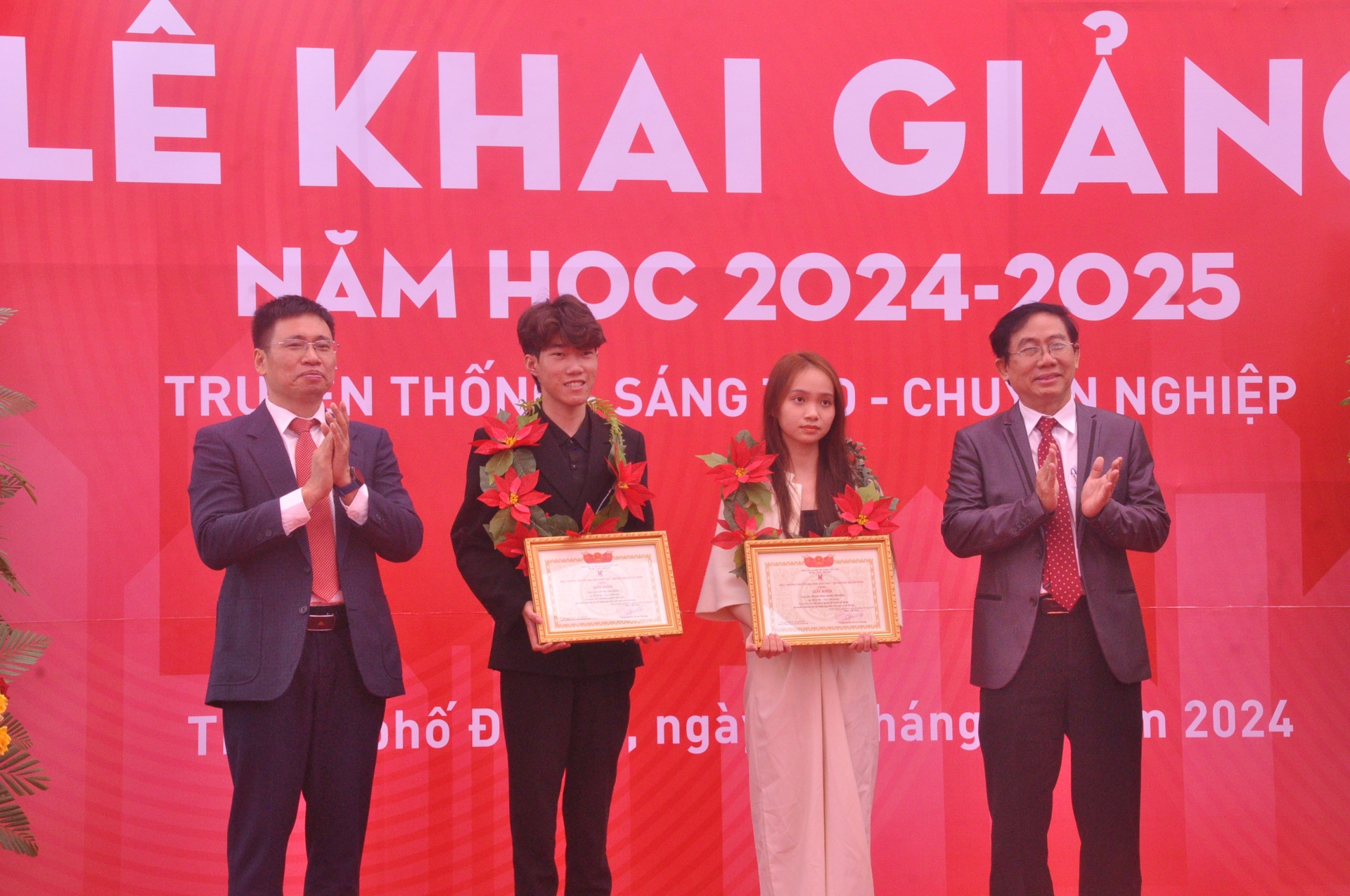 Ban Giám hiệu và Hội đường Trương ĐHKT TP.Hồ Chí Minh tặng hoa cho các thủ khoa đầu vào.