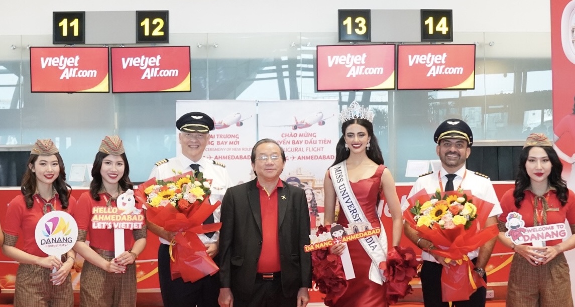 Hoa hậu Hoàn vũ Ấn Độ 2024 - Rhea Singha chúc mừng Vietjet khai trương đường bay mới