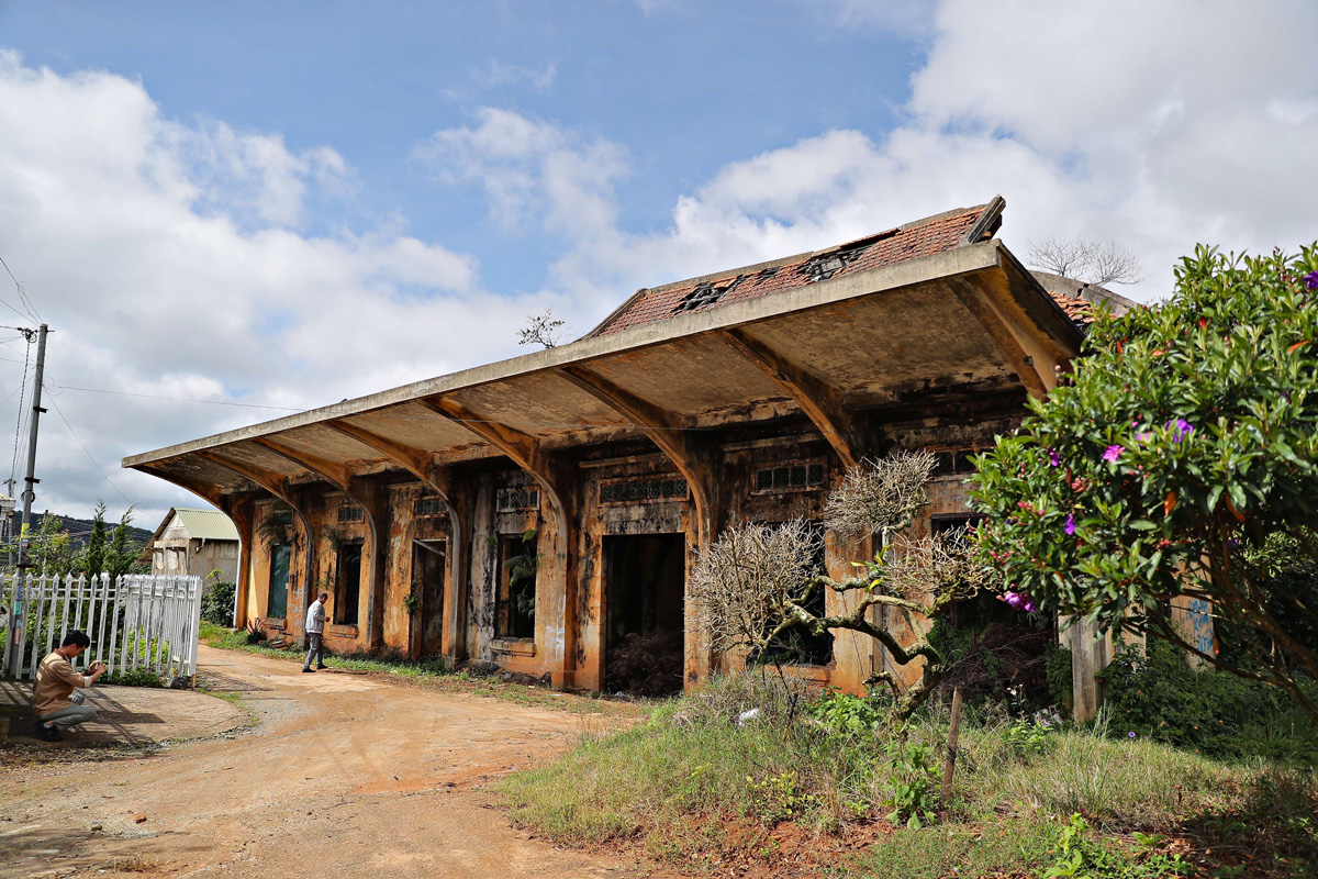 Tuyến đường sắt Phan Rang - Đà Lạt dài 84 km, xây dựng trong 30 năm (1902-1932), gồm hai đoạn từ Tháp Chàm đến Krongpha (Sông Pha) và từ Krongpha đến  Đà Lạt