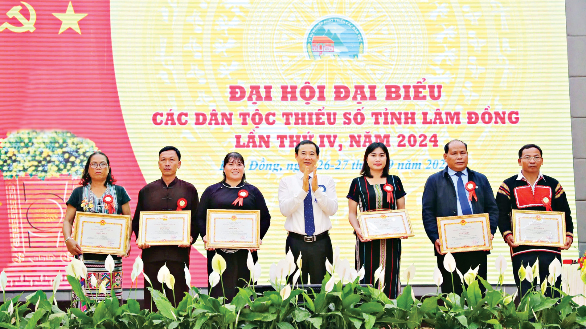 Quyền Bí thư Tỉnh ủy Nguyễn Thái Học trao Bằng khen của Bộ trưởng, Chủ nhiệm Ủy ban Dân tộc cho các tập thể và cá nhân có thành tích xuất sắc trong công tác dân tộc