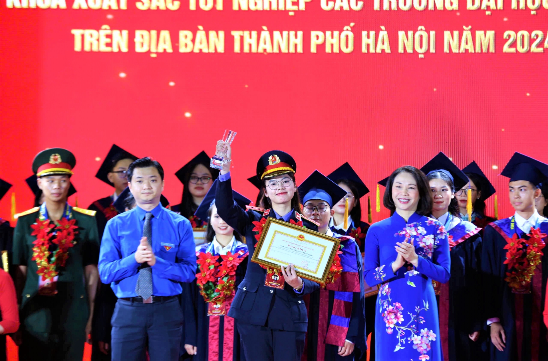 Lâm Đồng lần đầu tiên có thủ khoa đại học xuất sắc được vinh danh tại Thủ đô Hà Nội