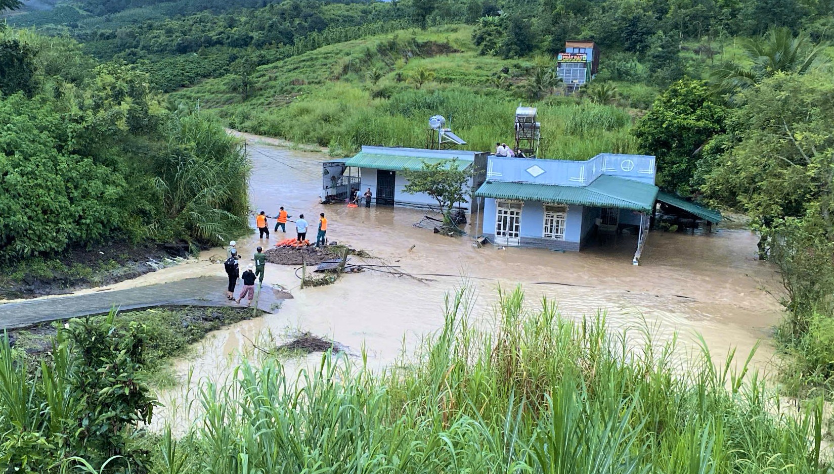 Đức Trọng: Mưa lớn khiến nhiều nhà cạnh suối Đờ Le bị cô lập, các lực lượng đang nỗ lực cứu hộ