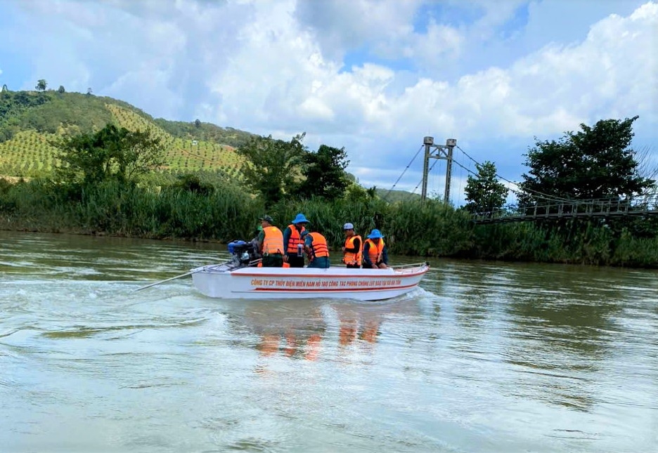 Các lực lượng cứu hộ sử dụng thuyền máy tìm kiếm nạn nhân trên sông Đạ Huoai