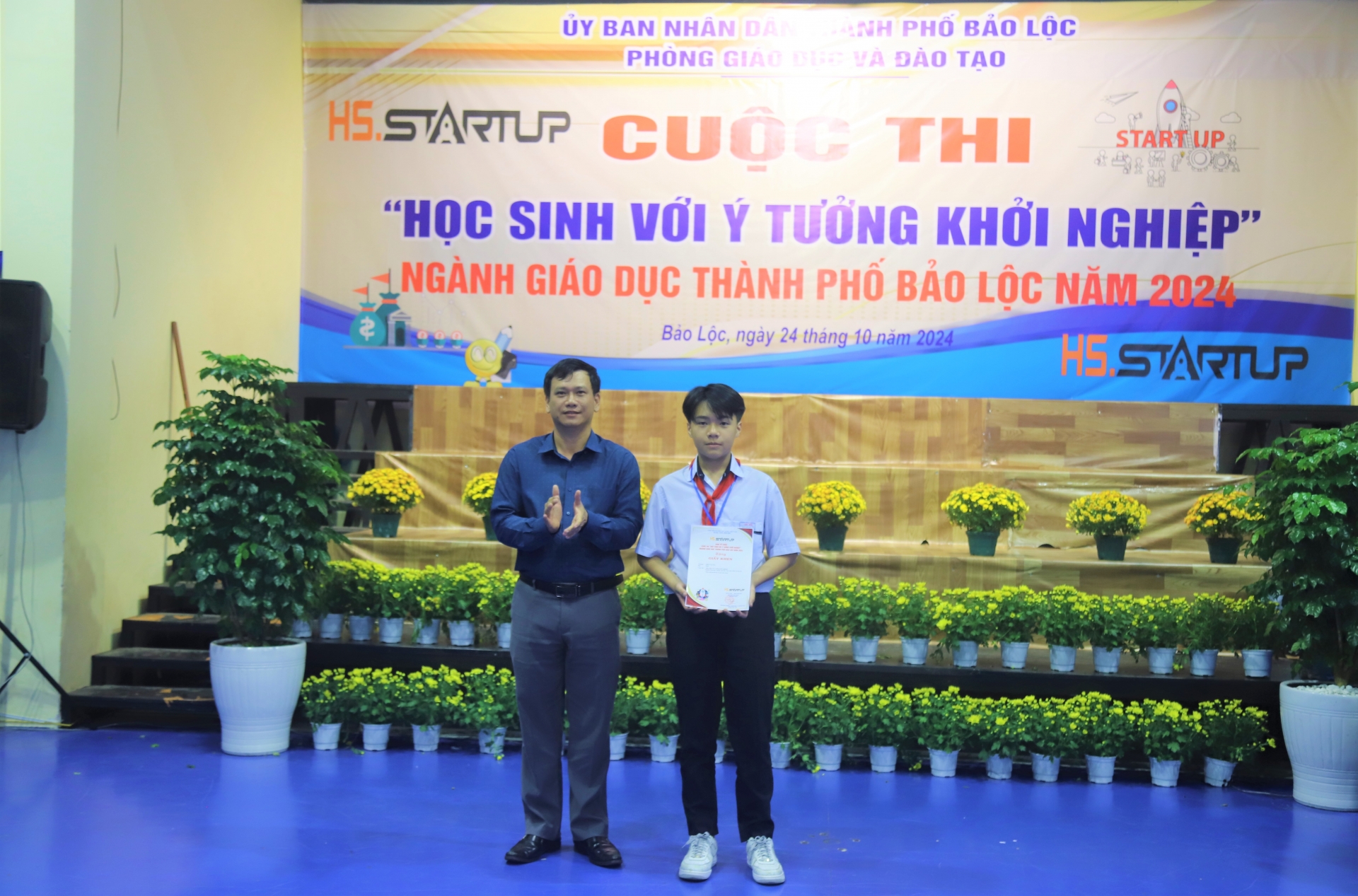 Ban tổ chức trao giải Nhất cho Dự án sản xuất pectin từ vỏ quả sầu riêng (của nhóm học sinh Trường THCS Lộc Sơn) 