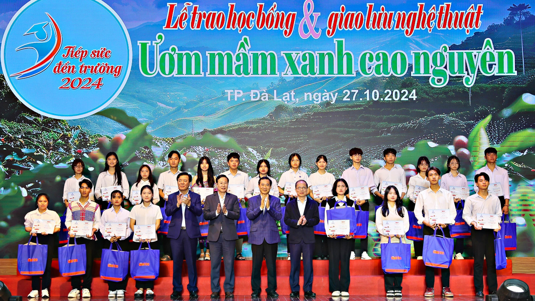 Quyền Bí thư Tỉnh uỷ Nguyễn Thái Học dự Lễ trao học bổng Tiếp sức đến trường cho sinh viên khó khăn 5 tỉnh Tây Nguyên