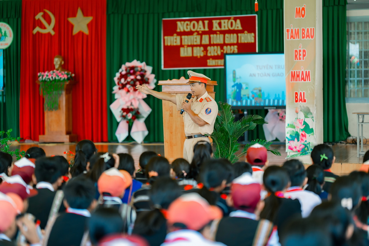 Công an huyện Di Linh tuyên truyền, phổ biến, giáo dục về Luật an toàn giao thông cho học sinh Trường THCS Tân Thượng