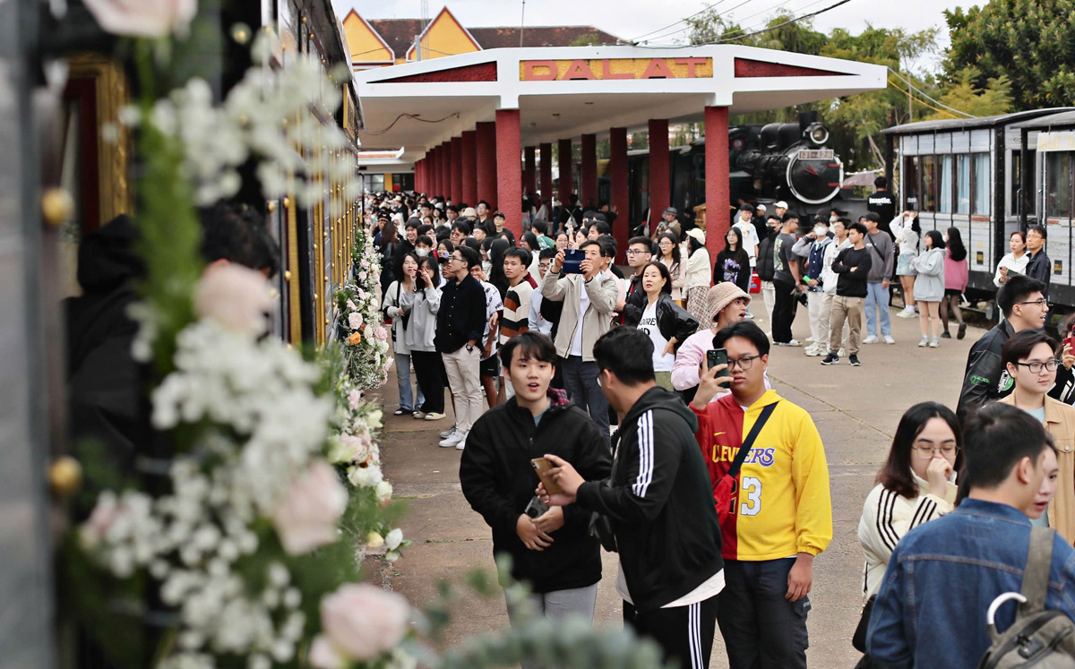 Tháng 4/2024, Tổng Công ty Đường sắt Việt Nam khai trương Đoàn tàu du lịch “Hành trình đêm Đà Lạt” nối từ Ga Đà Lạt đến Ga Trại Mát thu hút nhiều du khách tham quan, trải nghiệm