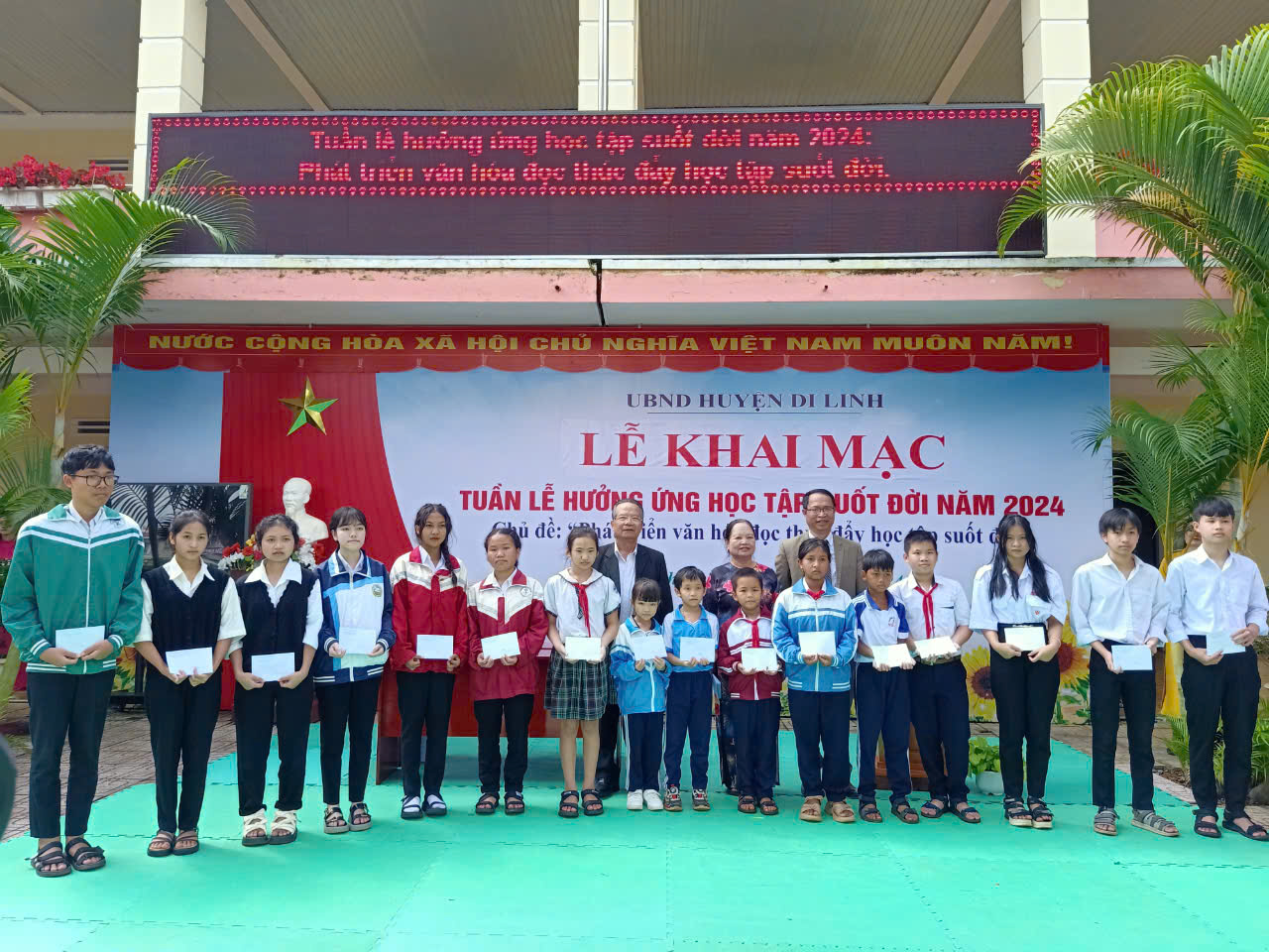 Hội Khuyến học tỉnh trao học bổng cho các em học sinh có hoàn cảnh khó khăn trên địa bàn huyện Di Linh