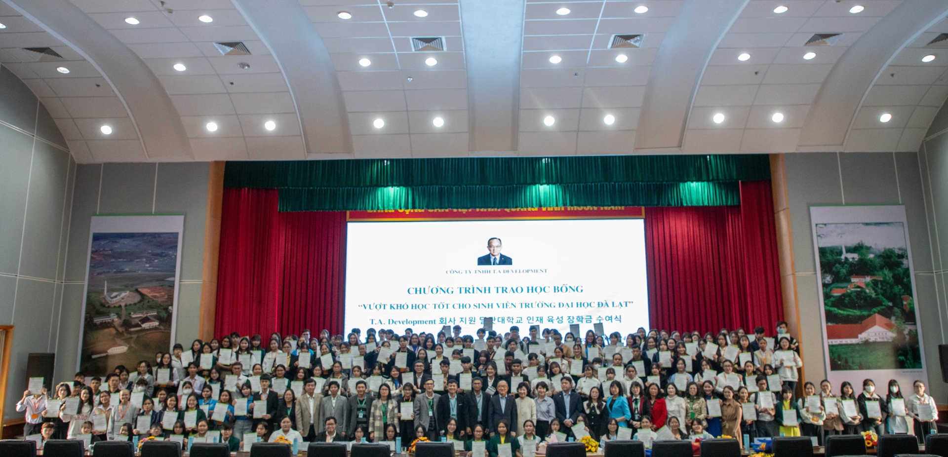 Lãnh đạo Công ty TNHH TA. Development, Trường Đại học Đà Lạt và 200 sinh viên được nhận học bổng lần này.