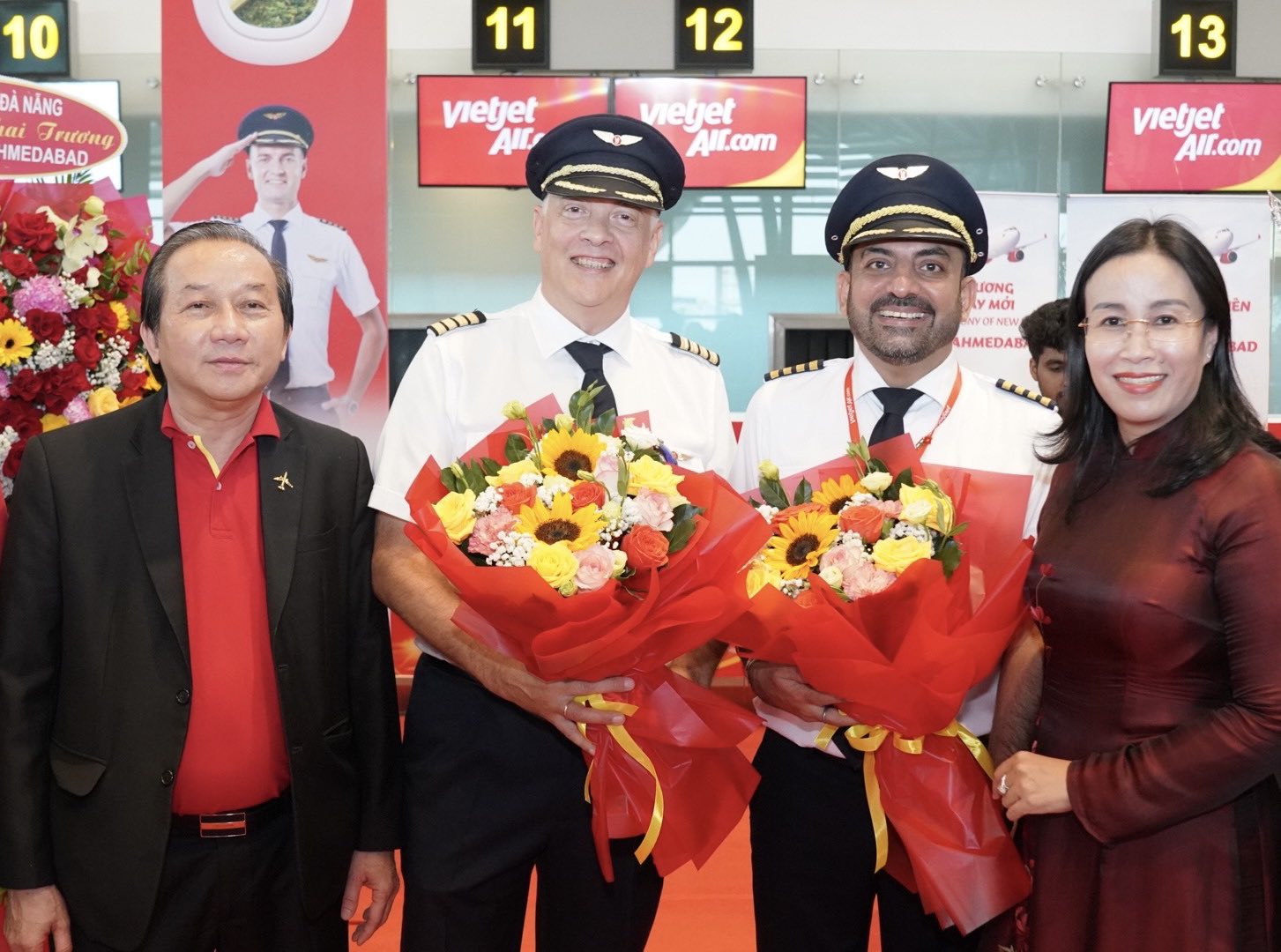 Lãnh đạo TP. Đà Nẵng chúc mừng Vietjet và phi hành đoàn trên chuyến bay khai trương