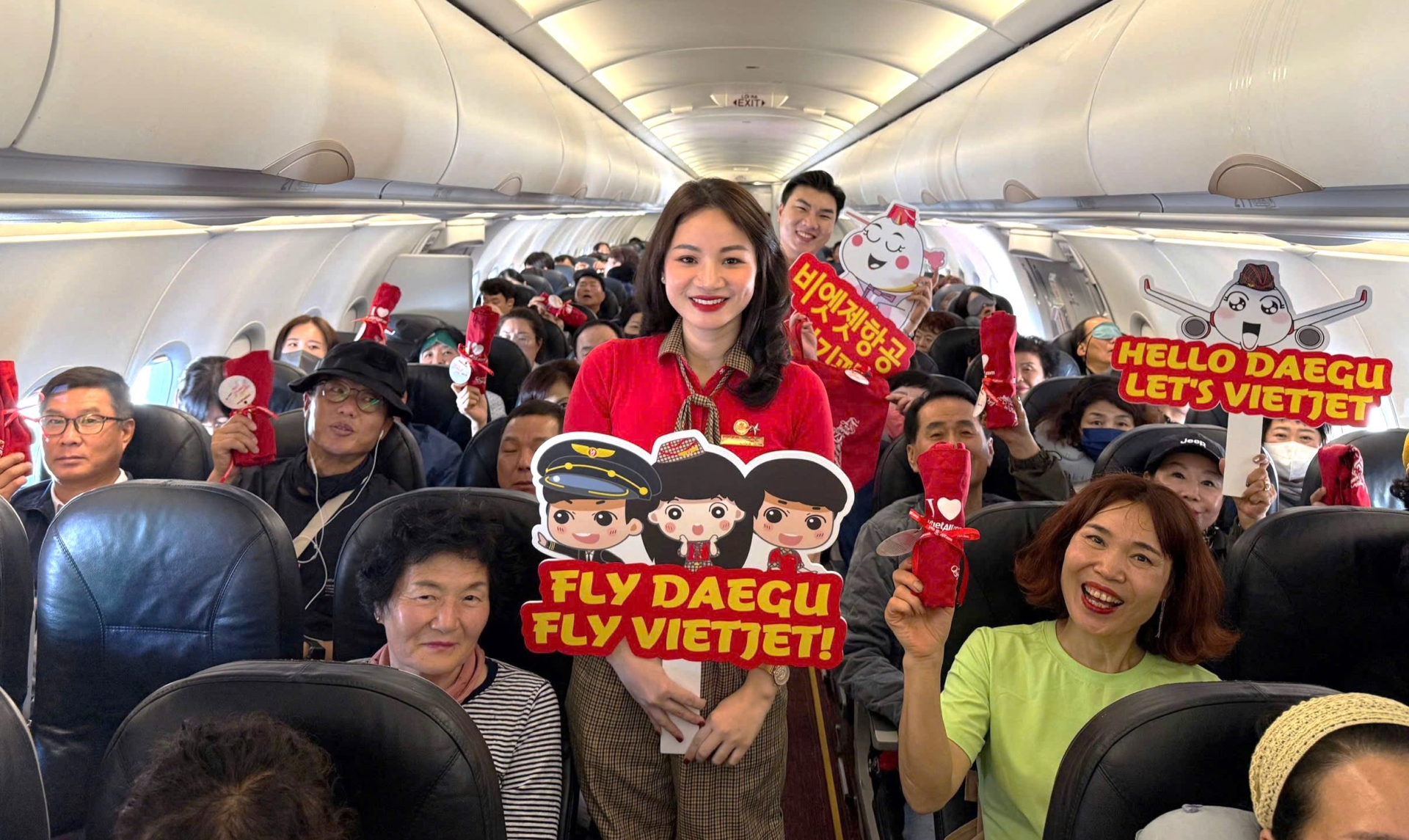 Phi hành đoàn Vietjet, hành khách và người dân hai nước vui mừng chào đón đường bay mới kết nối Việt Nam - Hàn Quốc của Vietjet