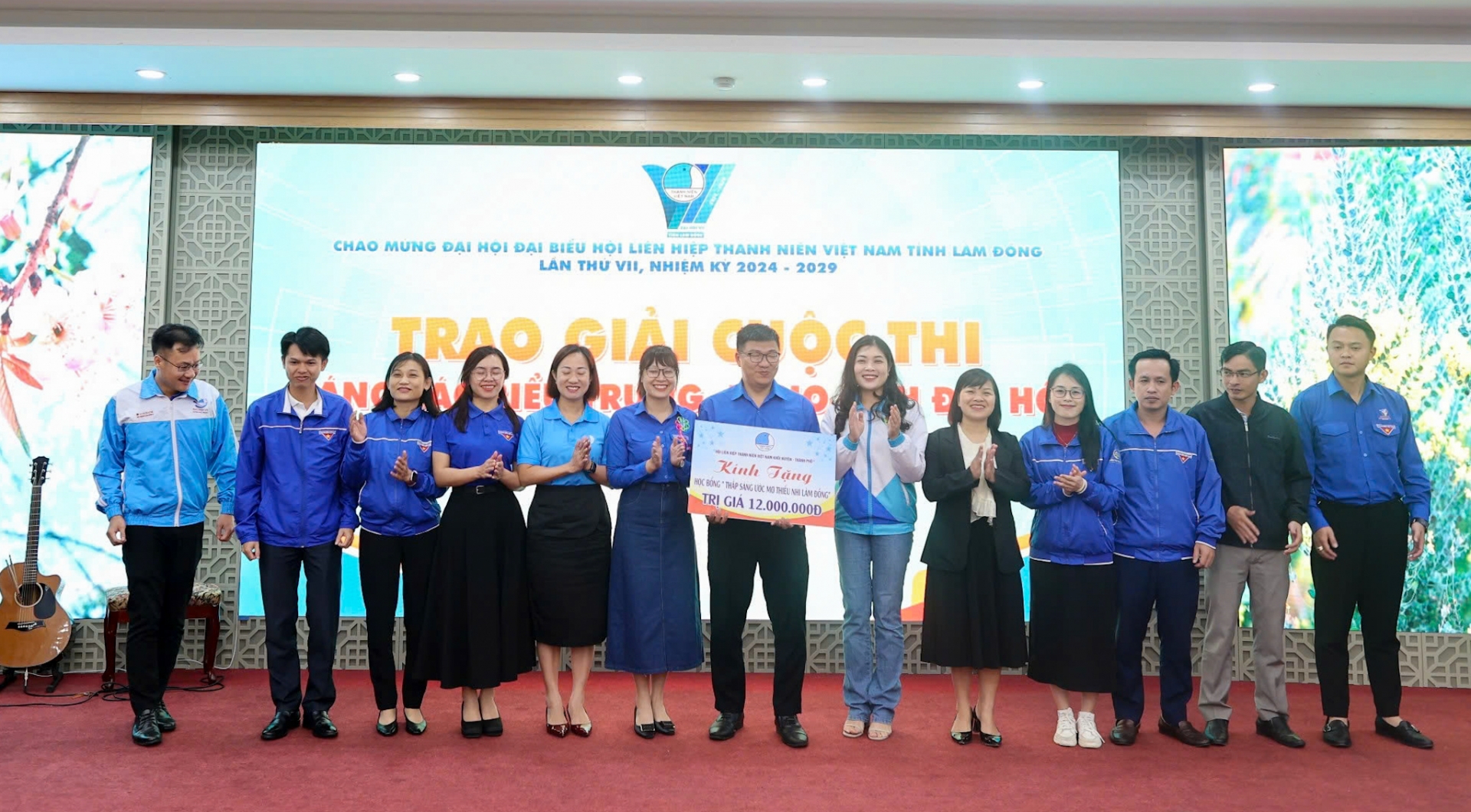 Hội LHTN Việt Nam  12 huyện, thành phố cũng đóng góp vào học bổng “Thắp sáng ước mơ thiếu nhi Lâm Đồng”

