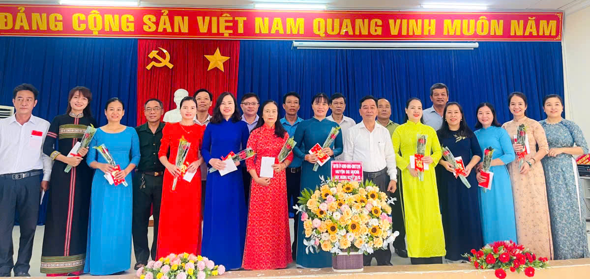 Đạ Huoai: Gặp mặt nữ cán bộ, công chức, viên chức nhân Ngày Phụ nữ Việt Nam