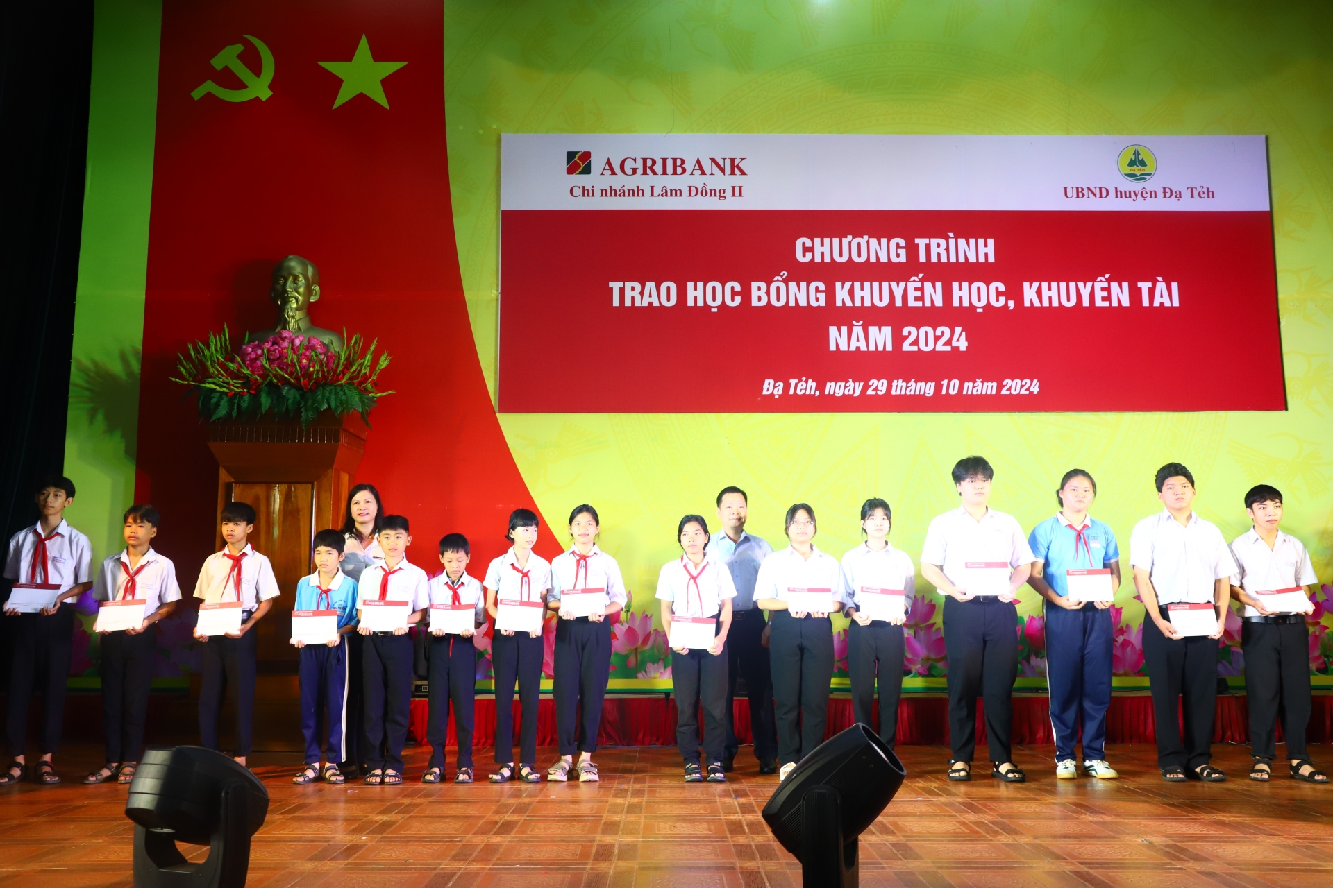 Đồng chí Tống Giang Nam và đại diện đơn vị Ngân hàng Agribank trao học bổng cho các em học sinh. 