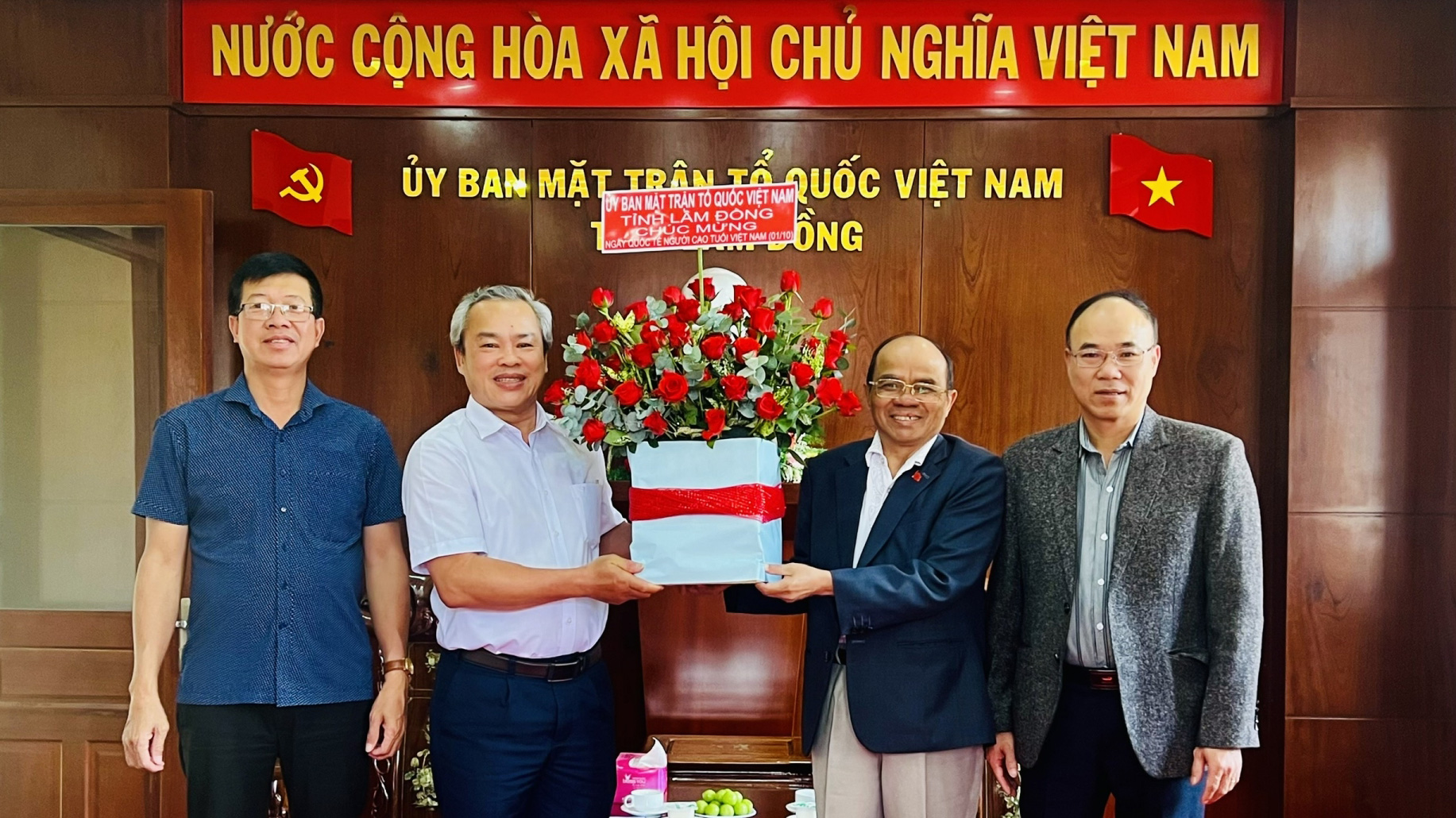 Phó Chủ tịch Thường trực Ủy ban MTTQ Việt Nam tỉnh thăm, chúc mừng Ban Đại diện Hội Người cao tuổi