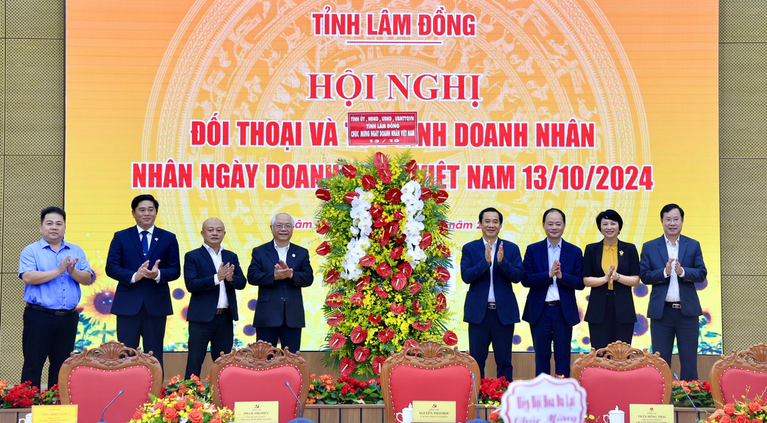 Gặp gỡ và tôn vinh 53 doanh nhân, doanh nghiệp nhân ngày Doanh nhân Việt Nam