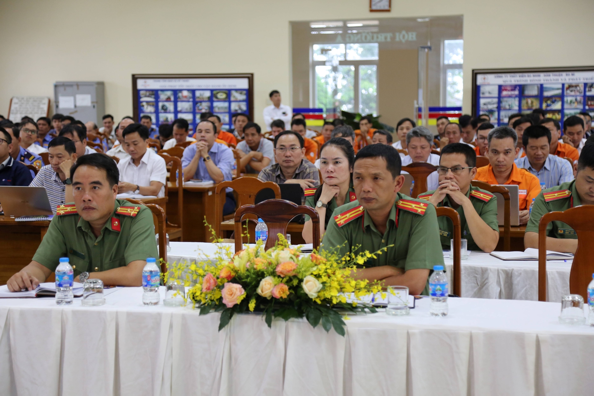 Đại biểu và cán bộ, công nhân viên Công ty ĐHĐ tham dự Hội nghị