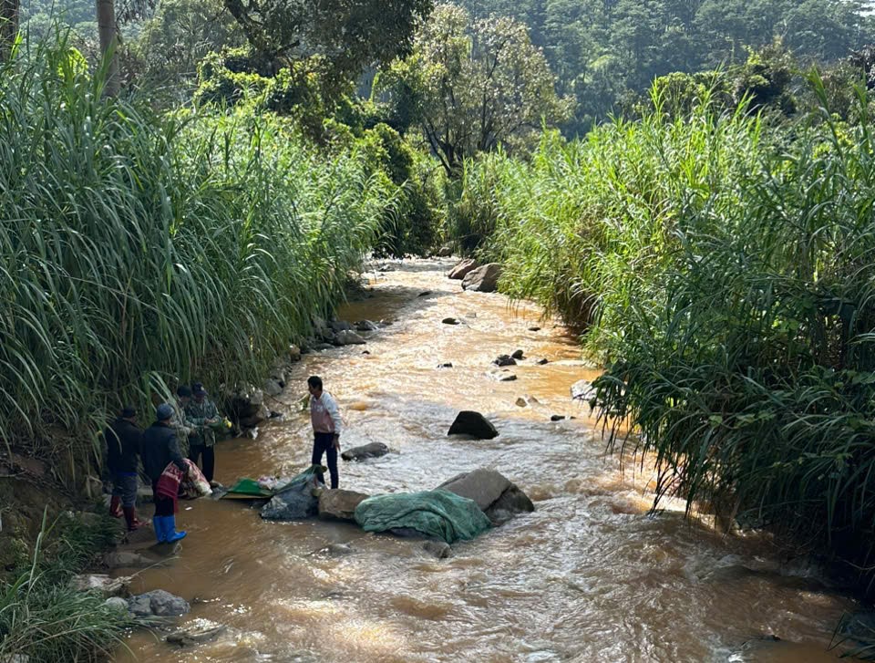 Thi thể tài xế được tìn thấy cách vị trí bị lũ cuốn khoảng 20km