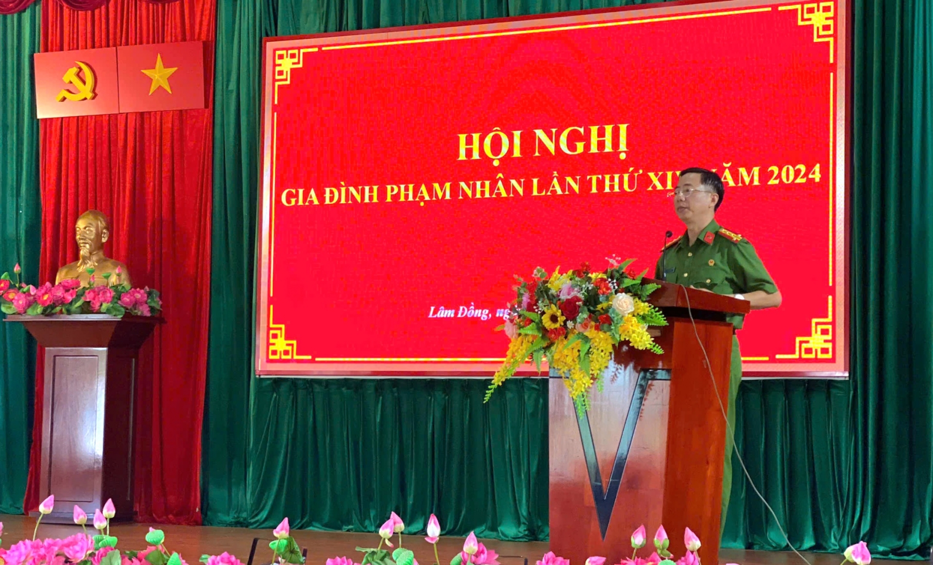 Đại tá Phùng Văn Huế - Giảm thị Trại giam Đại Bình phát biểu tại hội nghị