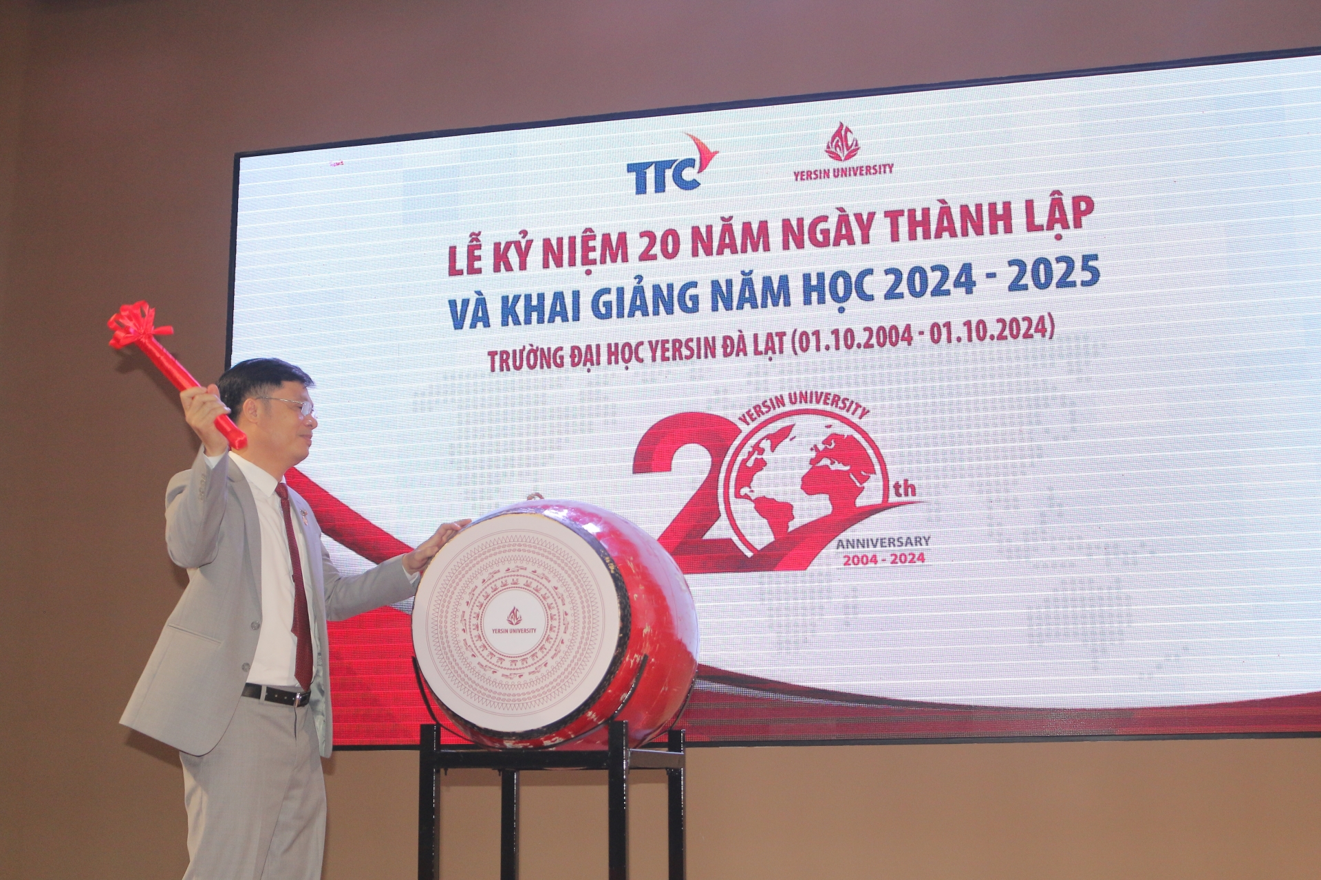 TS. Phạm Đình Trung - Hiệu trưởng đánh hồi trống khai giảng năm học 2024 - 2025