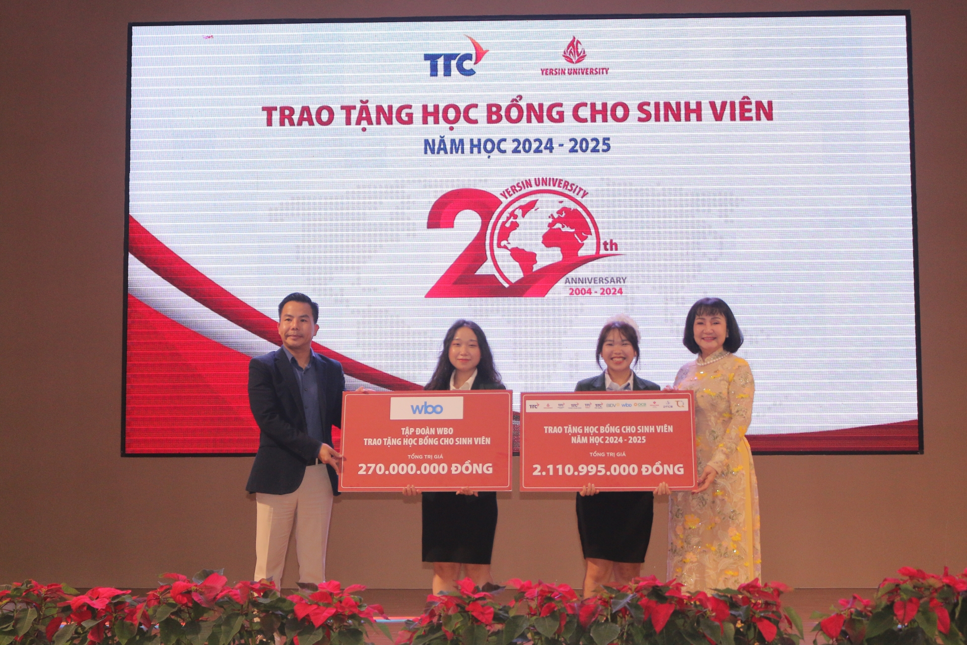 Bà Huỳnh Bích Ngọc - Phó Chủ tịch Thường trực, Tổng Giám đốc Tập đoàn TTC đại diện cho nhà đầu tư đại diện các doanh nghiệp tài trợ học bổng lên trao học bổng.