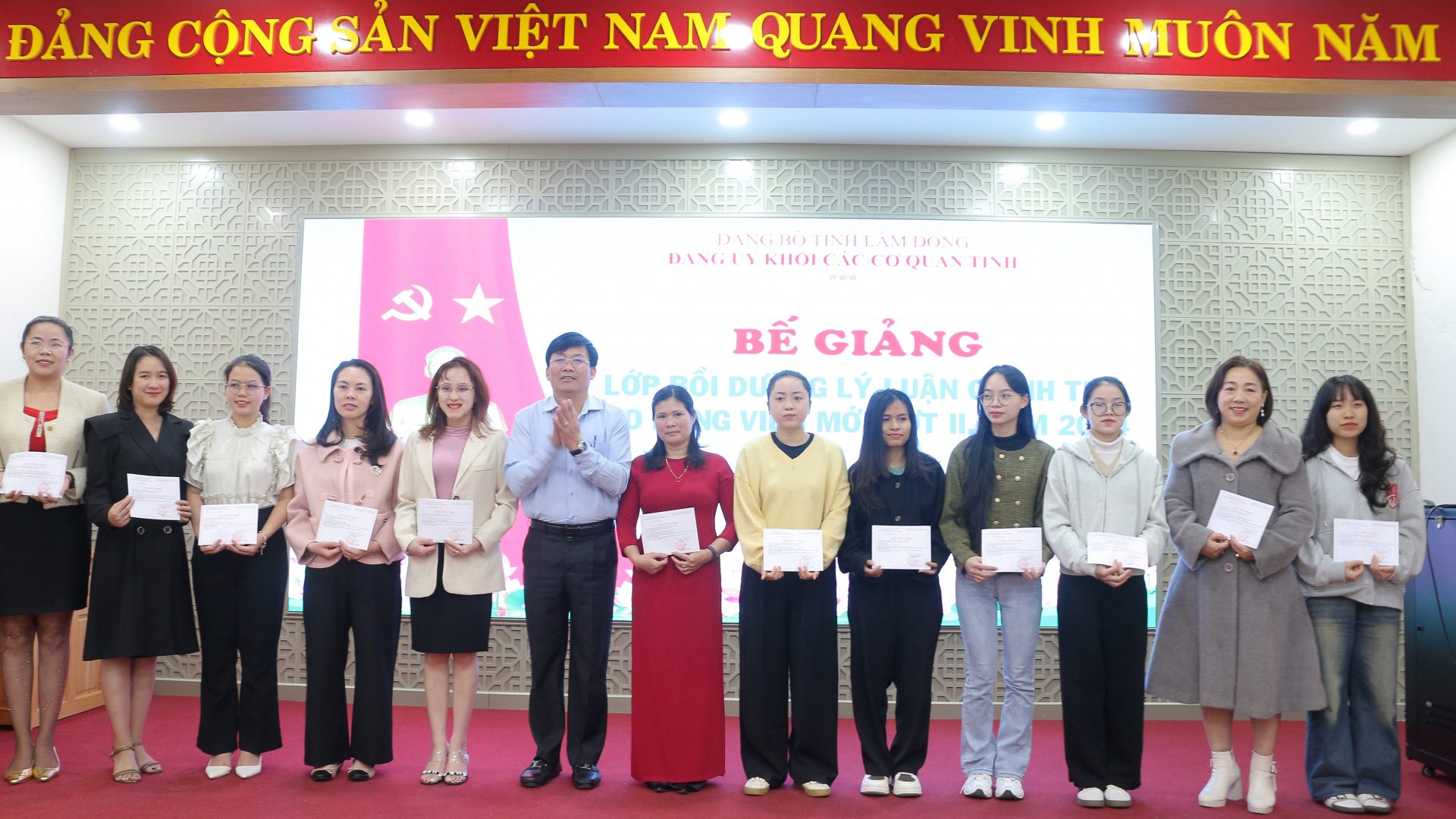 77 học viên hoàn thành lớp bồi dưỡng lý luận chính trị dành cho đảng viên mới