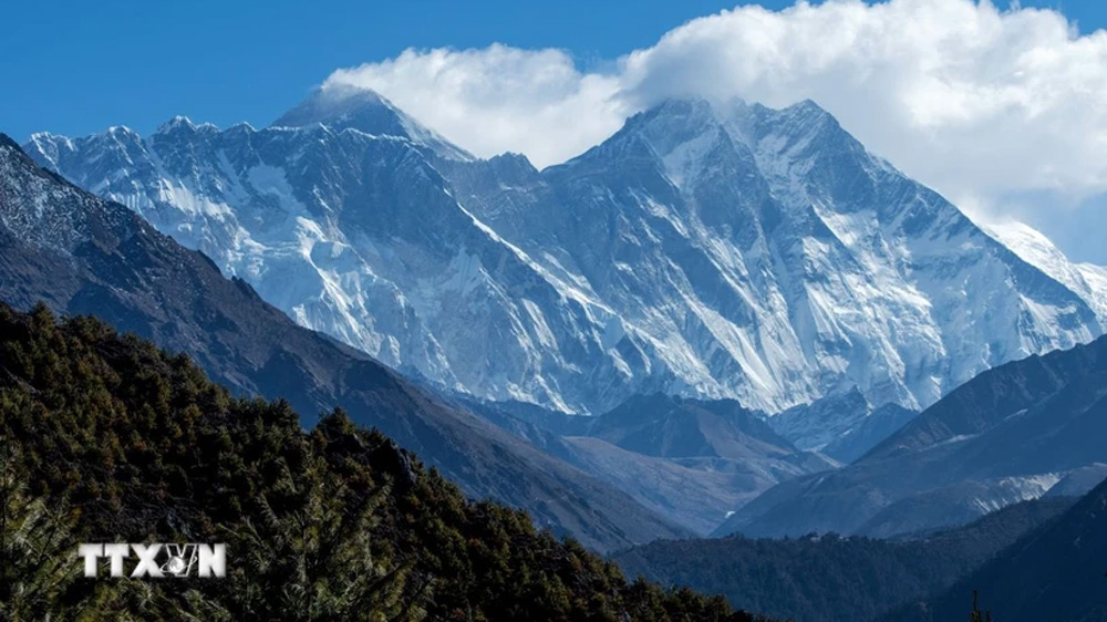 Núi Everest cách thủ đô Kathmandu, Nepal, khoảng 140 km về phía đông bắc