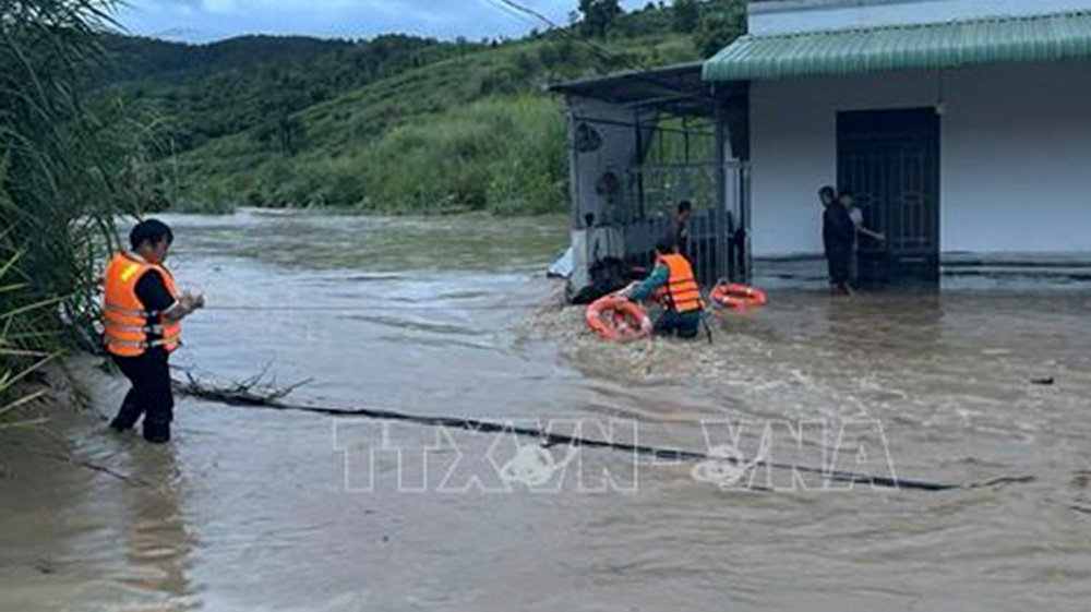 Di dời nhiều người dân có nhà bị ngập sau mưa lớn đến nơi an toàn tại xã Ninh Gia (huyện Đức Trọng, Lâm Đồng)