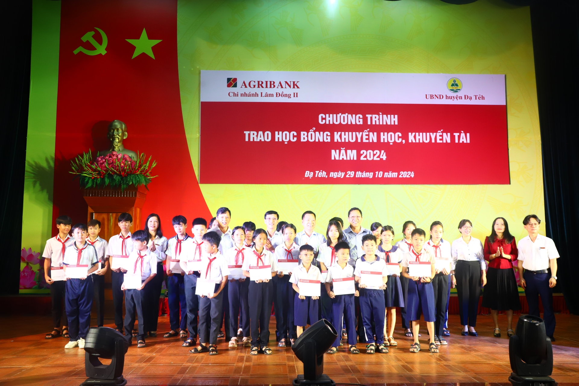 Đại diện lãnh đạo huyện Đạ Tẻh và Ngân hàng Agribank trao học bổng cho các em học sinh. 