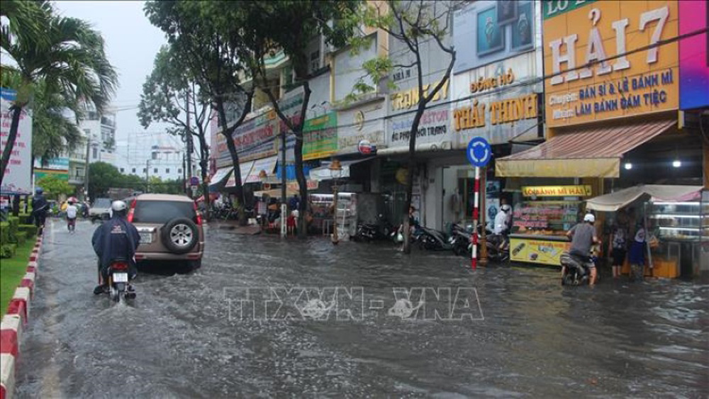 Nhiều tuyến đường tại TP Bạc Liêu (tỉnh Bạc Liêu) ngập sâu sau cơn mưa lớn kéo dài