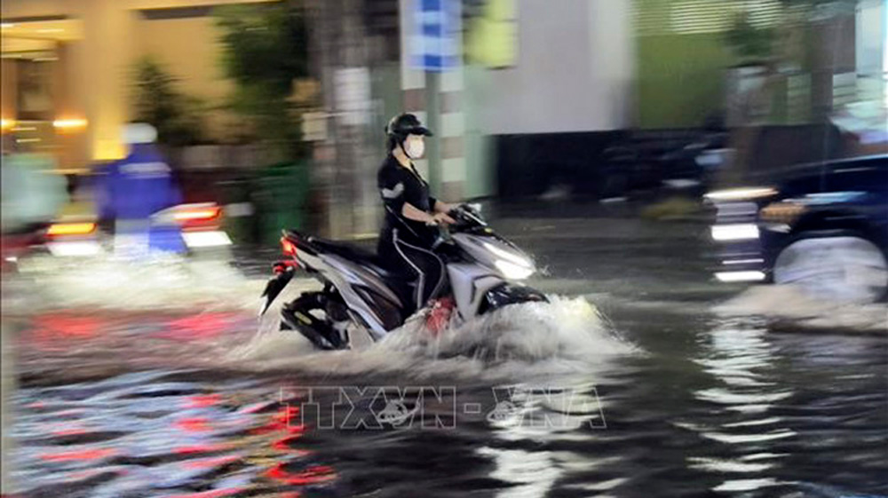 Nhiều tuyến đường thành phố Long Xuyên, An Giang ngập nặng sau mưa