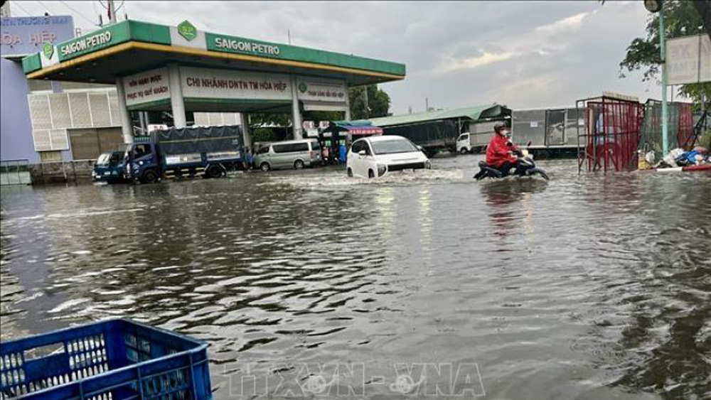 Ngập úng sâu ở cây xăng trên đường Nguyễn Văn Linh, Quận 8, TP, Hồ Chí Minh