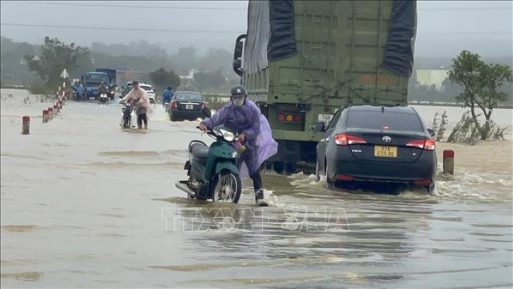 Mưa to nhiều tuyến đường tại Quảng Trị bị ngập