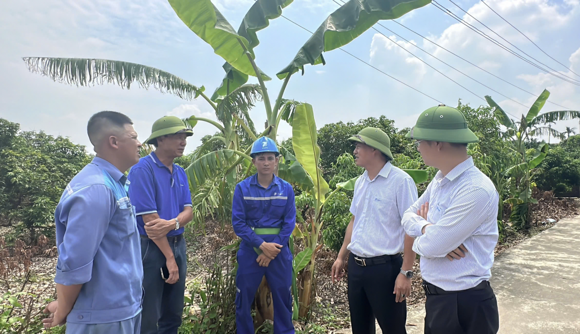 Ông Hồ Quang Huệ (thứ 2 từ phải sang) đã đến  Hải Dương và Quảng Ninh thăm hỏi, động viên cán bộ kỹ thuật của VNPT Lâm Đồng tham gia ứng cứu