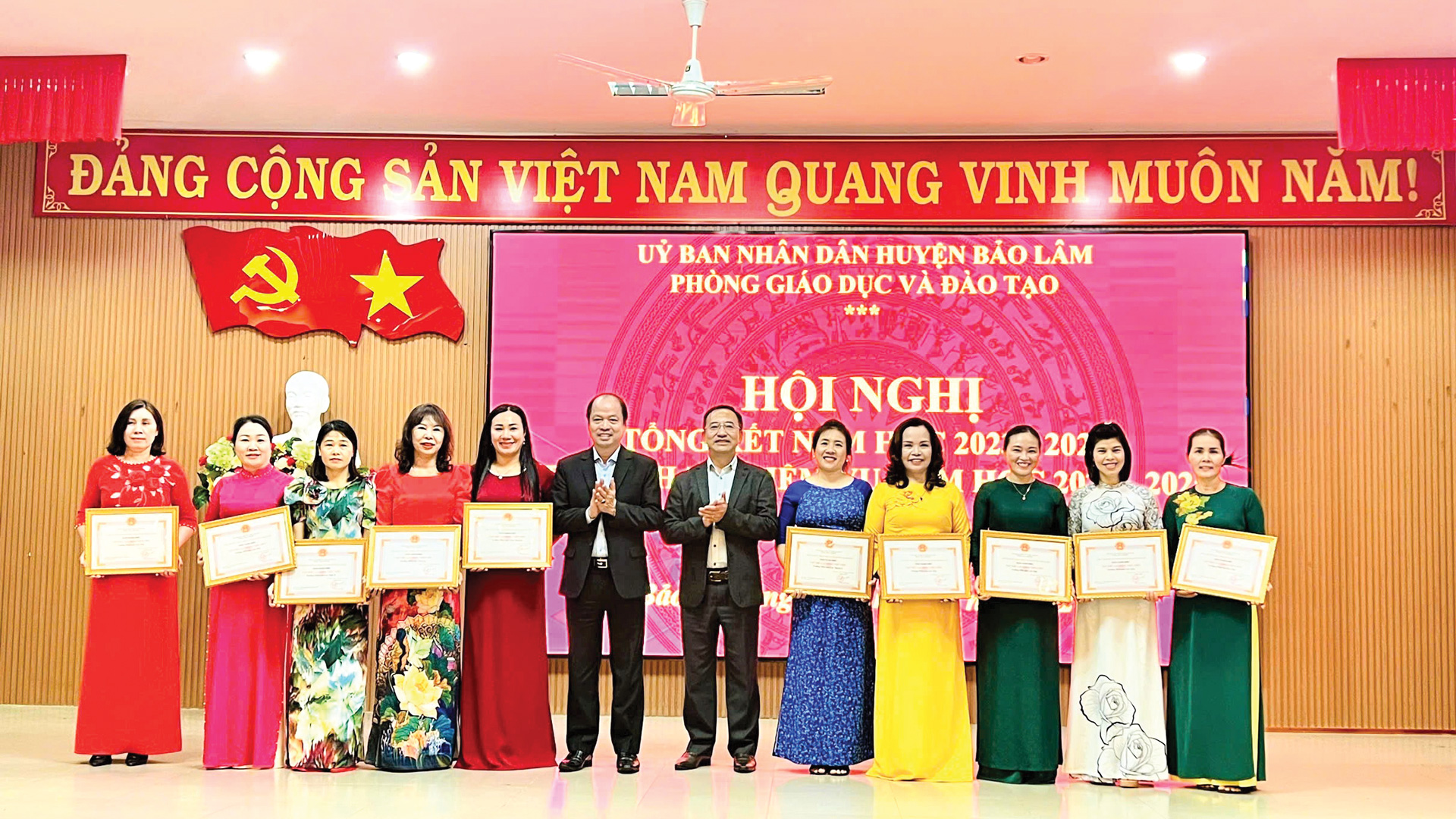 Trao khen thưởng cho cán bộ, giáo viên ngành Giáo dục đạt thành tích cao
trong năm học 2023 - 2024