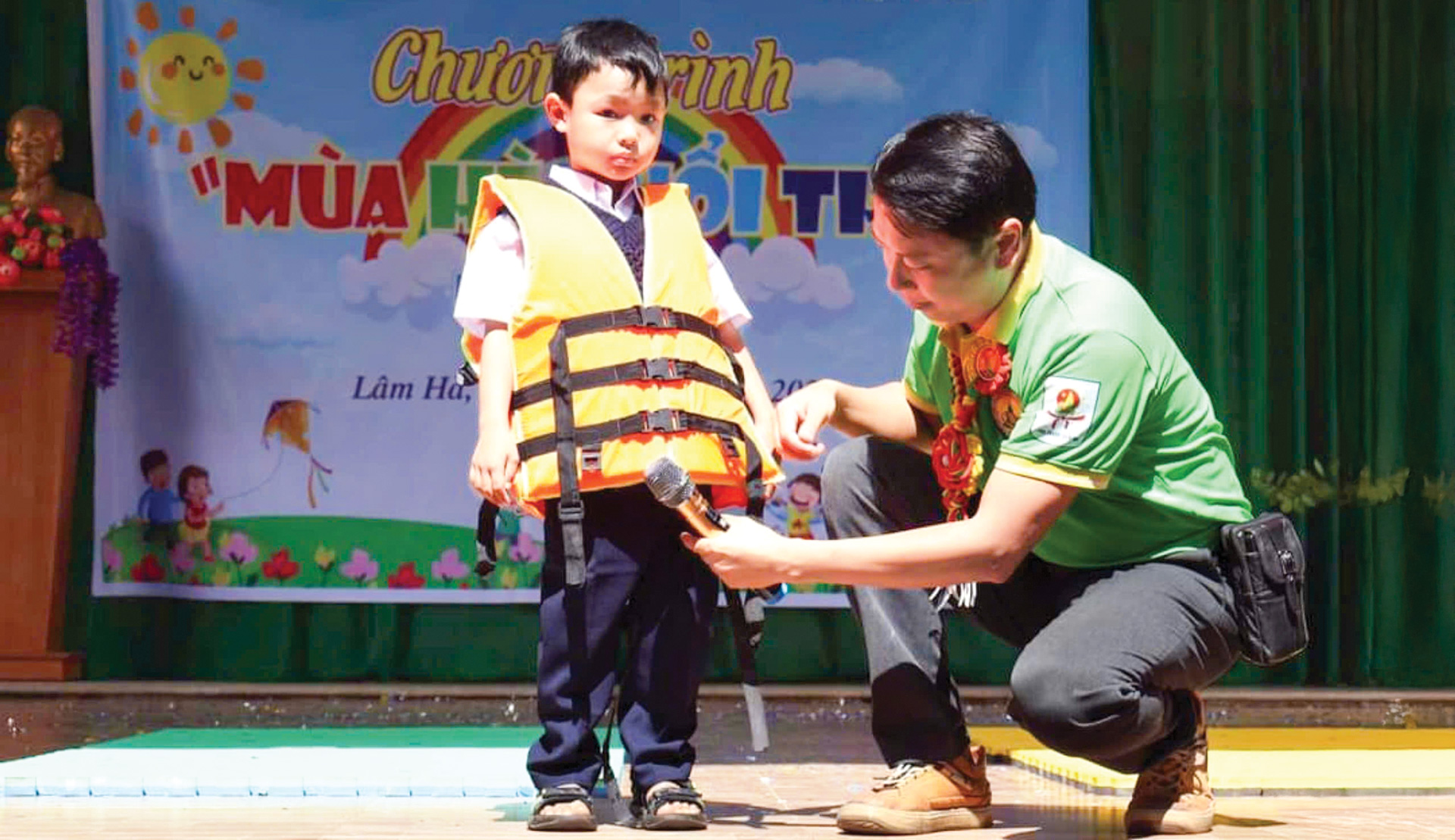 Huyện Đoàn - Hội đồng Đội huyện Lâm Hà phối hợp với các đơn vị, trường học
dạy kỹ năng sống cho các em học sinh