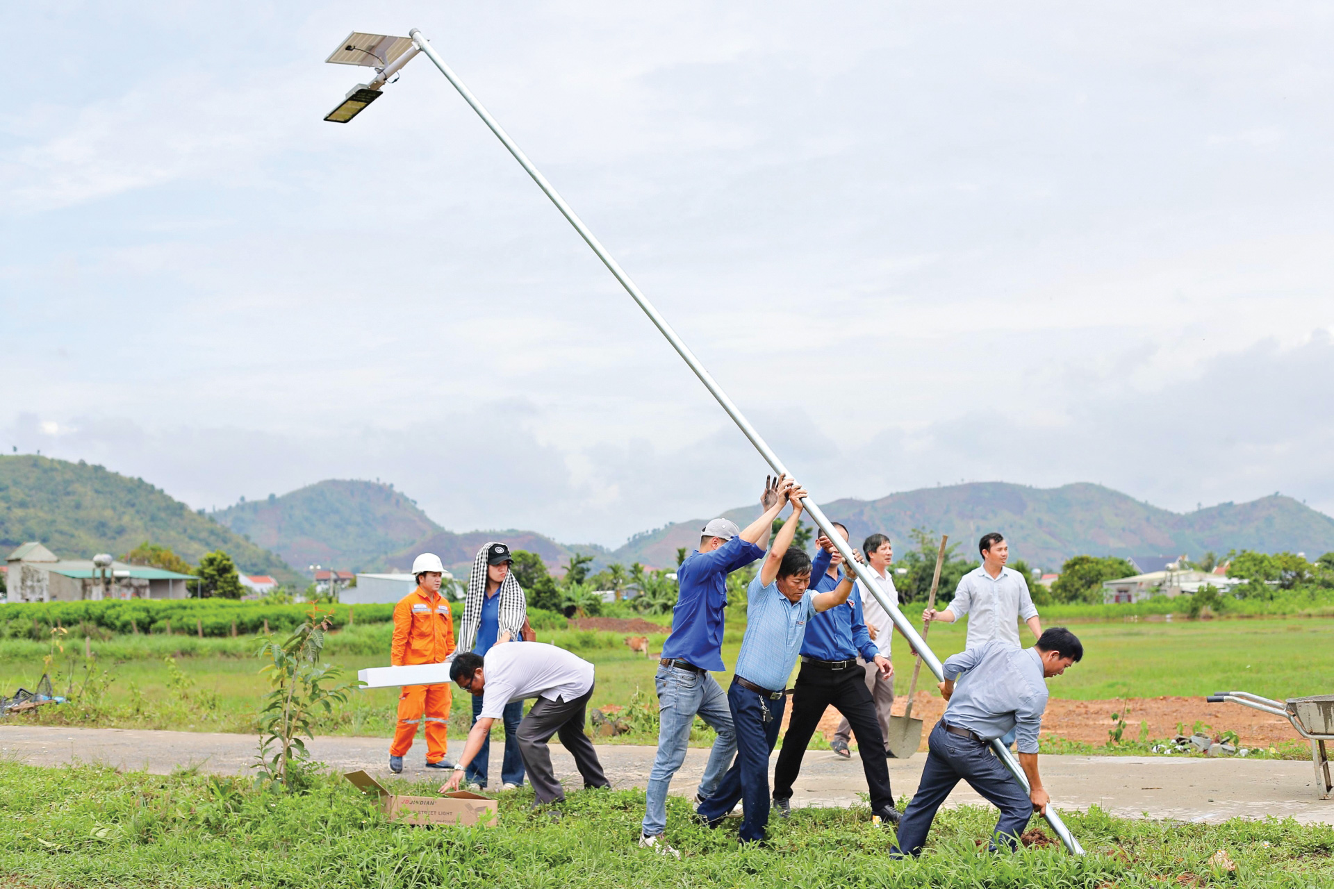 Nhiệm kỳ 2019 - 2024, tuổi trẻ toàn tỉnh
đã thực hiện các công trình
“Thắp sáng đường quê”
với tổng chiều dài 150 km