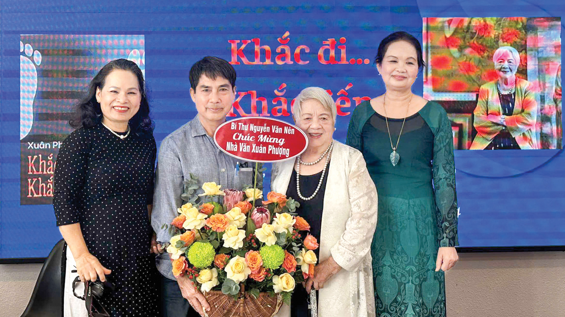 “Khắc đi... khắc đến” - Nữ nhà văn ra mắt sách ở tuổi 95