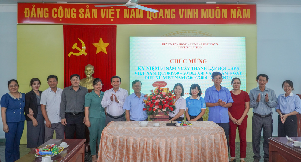 Lãnh đạo huyện Cát Tiên thăm, chúc mừng Hội LHPN huyện nhân dịp 20/10