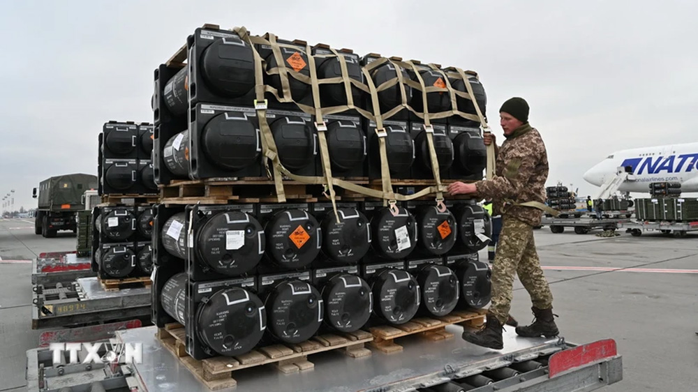 Lô tên lửa Javelins do Mỹ viện trợ được chuyển tới sân bay ở Kiev, Ukraine ngày 11/2/2022