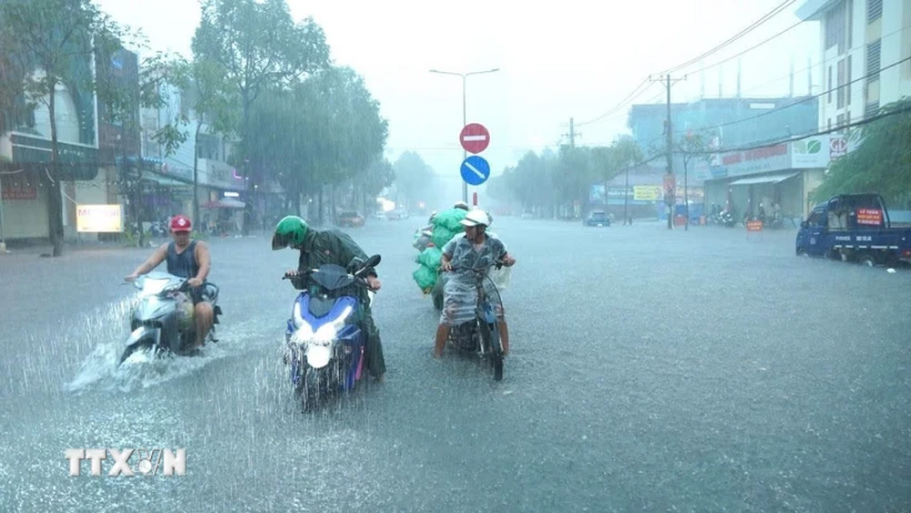 Mưa to khiến nước không thoát kịp, gây ngập nặng khu vực trung tâm thành phố Cần Thơ