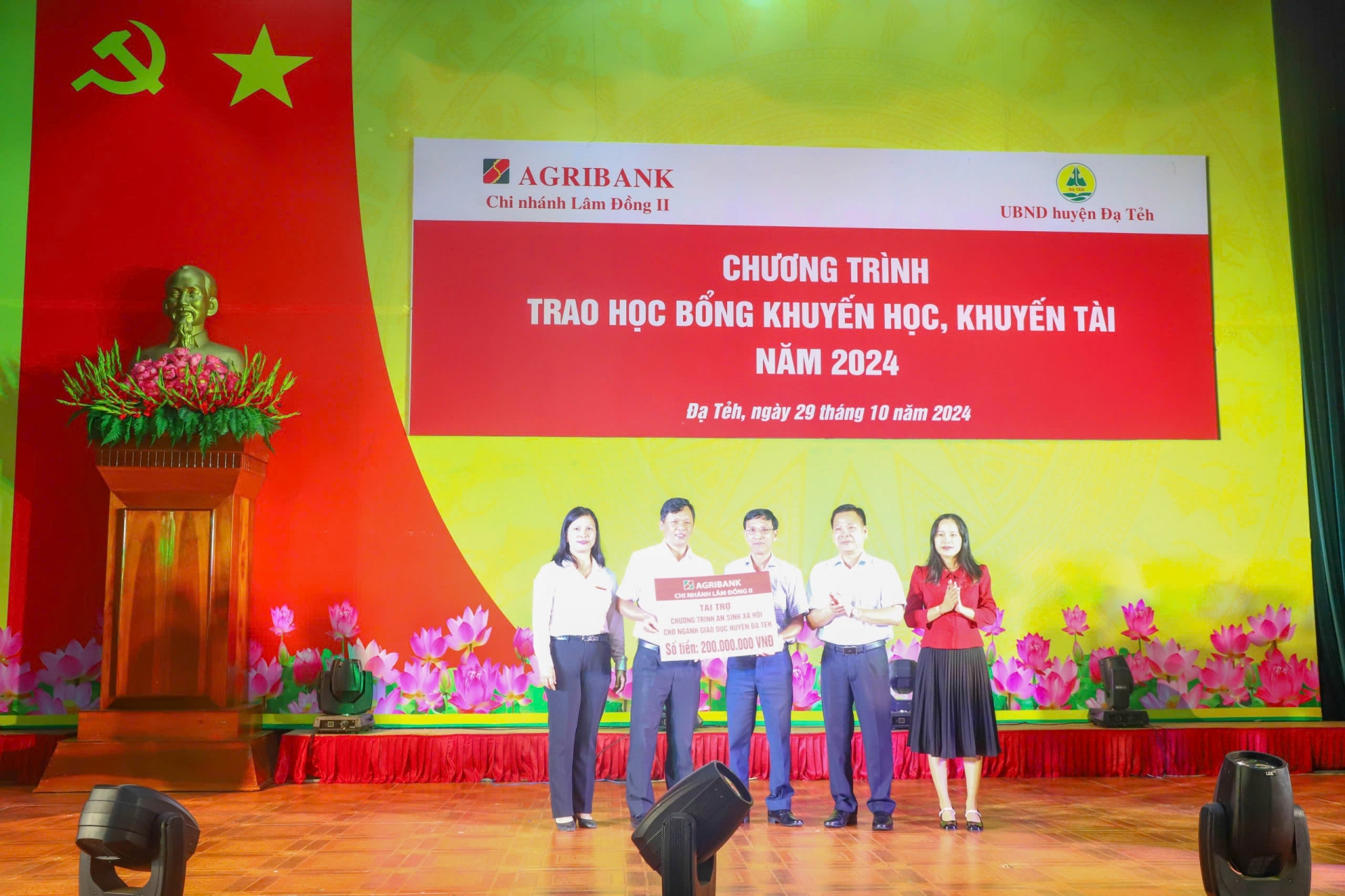 Đạ Tẻh: Trao 200 suất học bổng cho các em học sinh vượt khó trong học tập