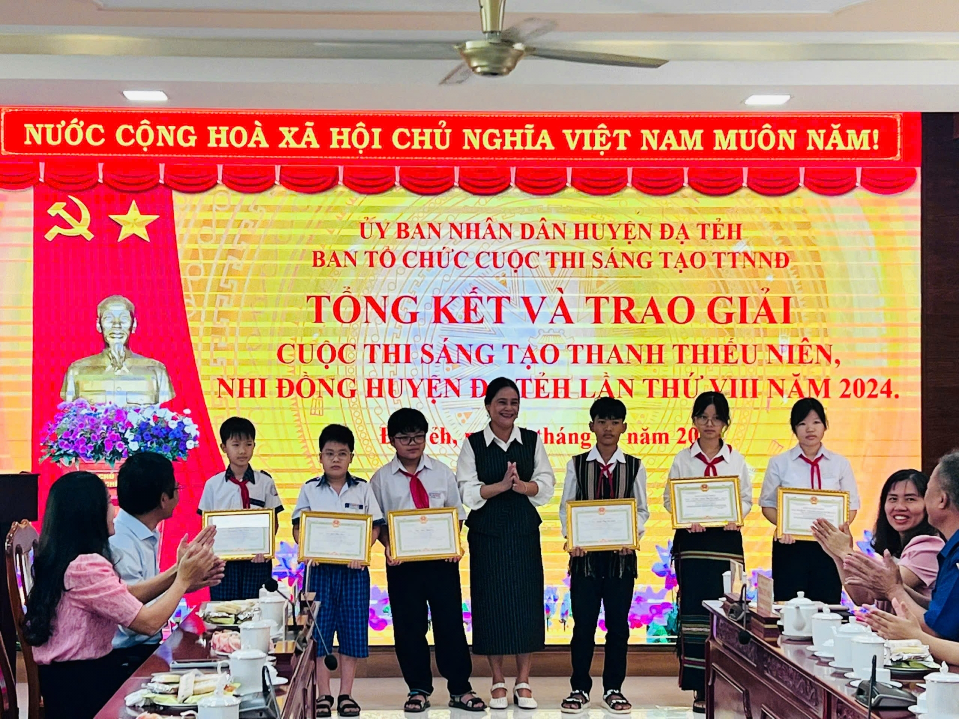 Đại diện Ban Tổ chức trao giải cho các em đạt giải. 