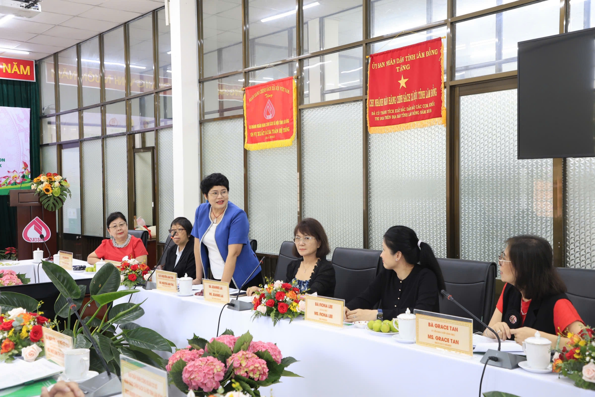 Công đoàn ngành Ngân hàng Singapore thăm và làm việc với Công đoàn cơ sở NHCSXH tỉnh Lâm Đồng